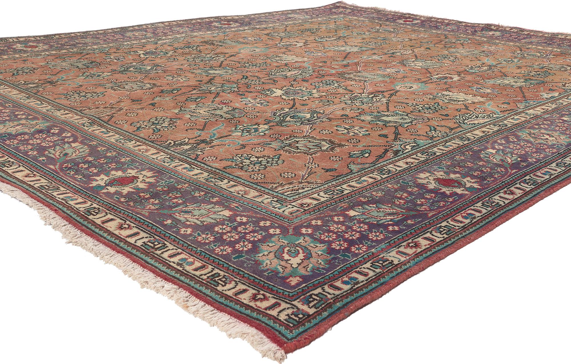 75505, tapis persan vintage Tabriz de style traditionnel. Ce tapis Persan vintage Tabriz en laine noué à la main présente un motif floral géométrique sur un champ de couleur rouille entouré d'une bordure classique bleu-violet (violacée), créant un