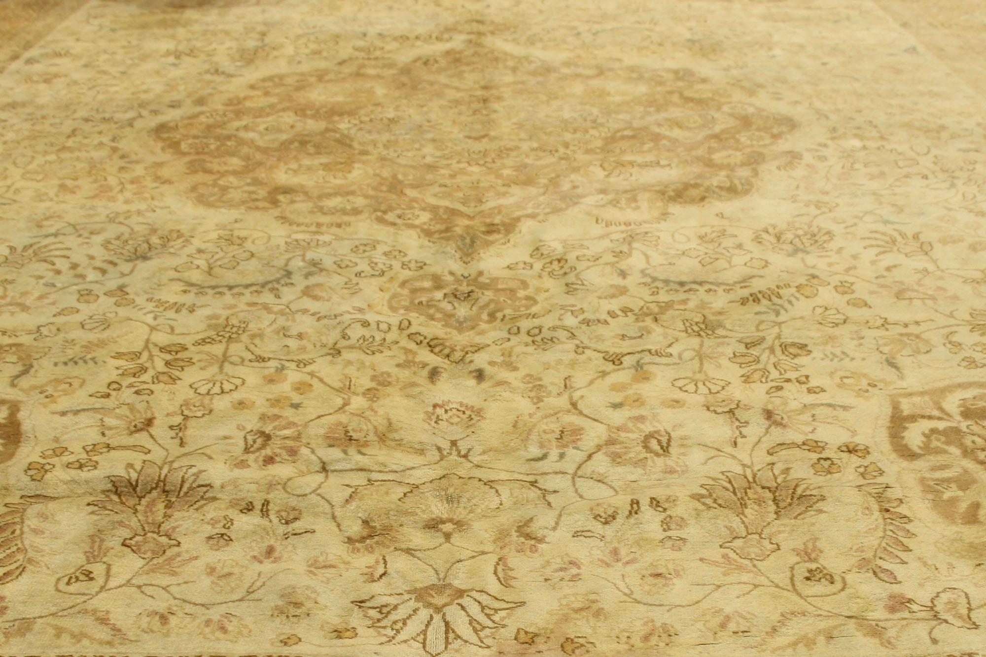 Persischer Tabriz-Teppich im Vintage-Stil, schlichte Eleganz trifft auf rustikalen Charme im Zustand „Gut“ im Angebot in Dallas, TX