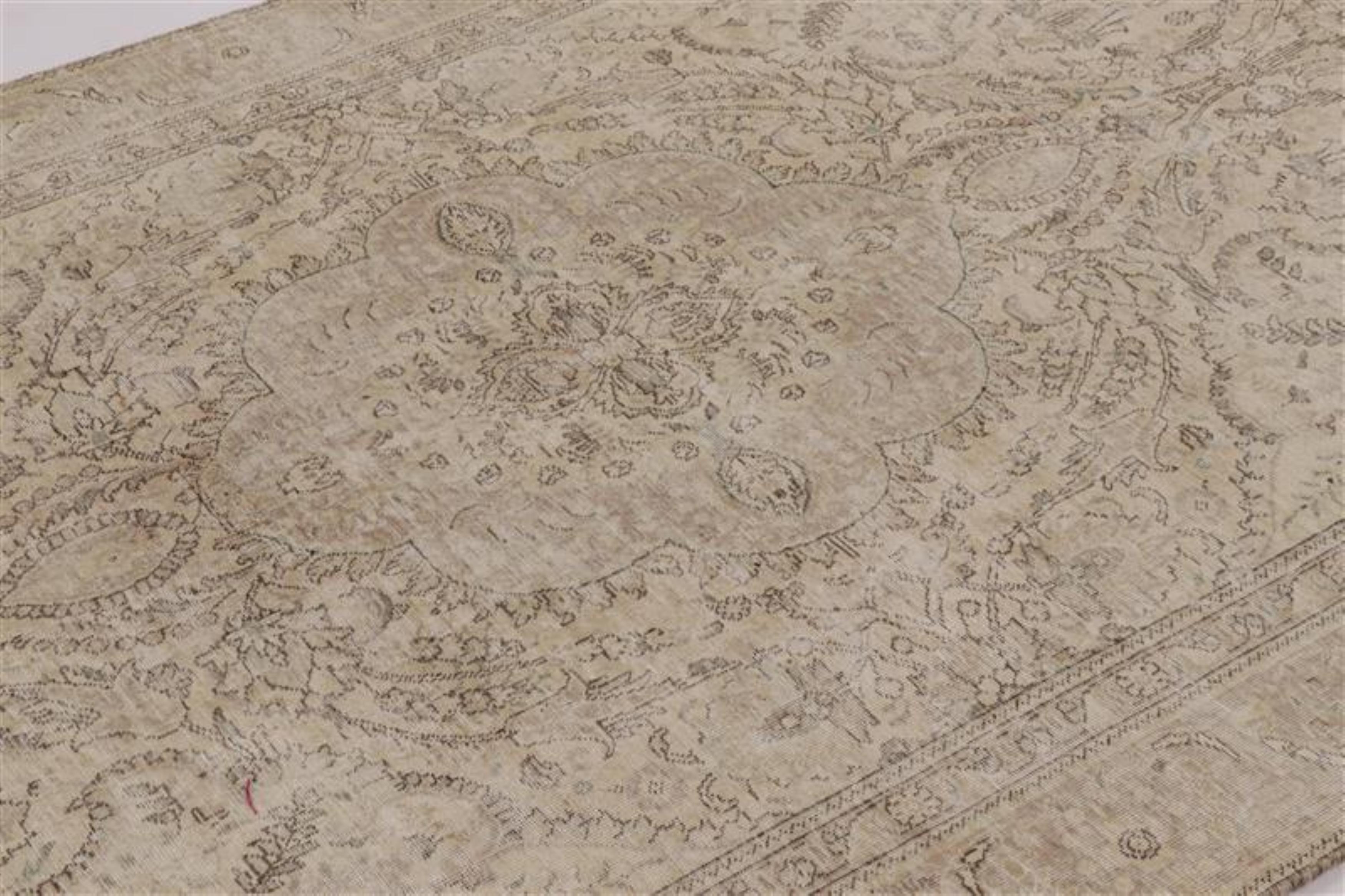 Vintage Persian Tabriz Rug, Washed All-Over Neutral Floral Medallion-Rug & Kilim In Good Condition For Sale In Long Island City, NY