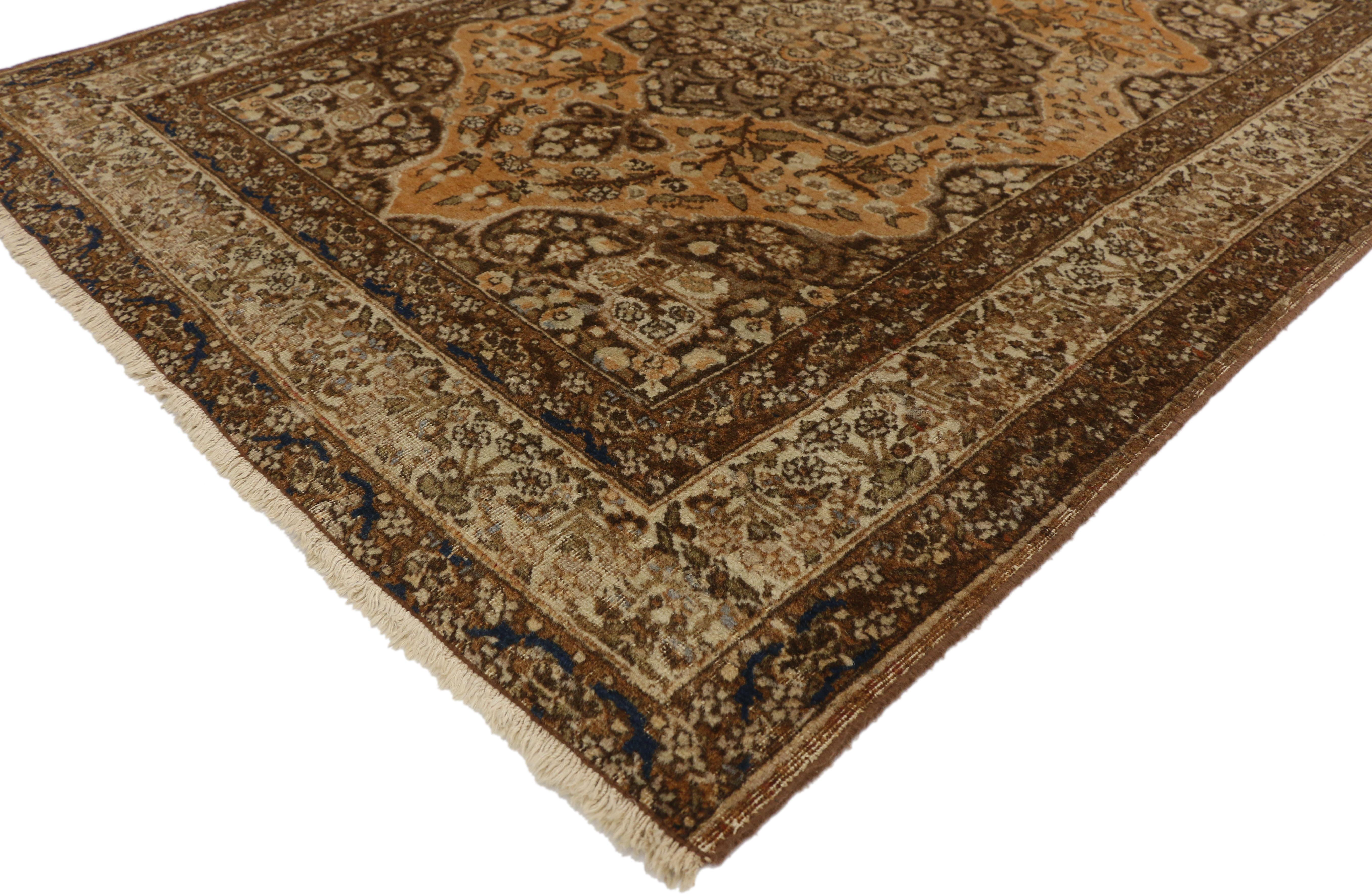 73430, alter persischer Täbris-Teppich im toskanischen Handwerksstil. Dieser handgeknüpfte Teppich aus alter persischer Tabriz-Wolle zeichnet sich durch ein zentrales Medaillon mit Höckern aus, das auf beiden Seiten von Kleeblättern und Blumen auf