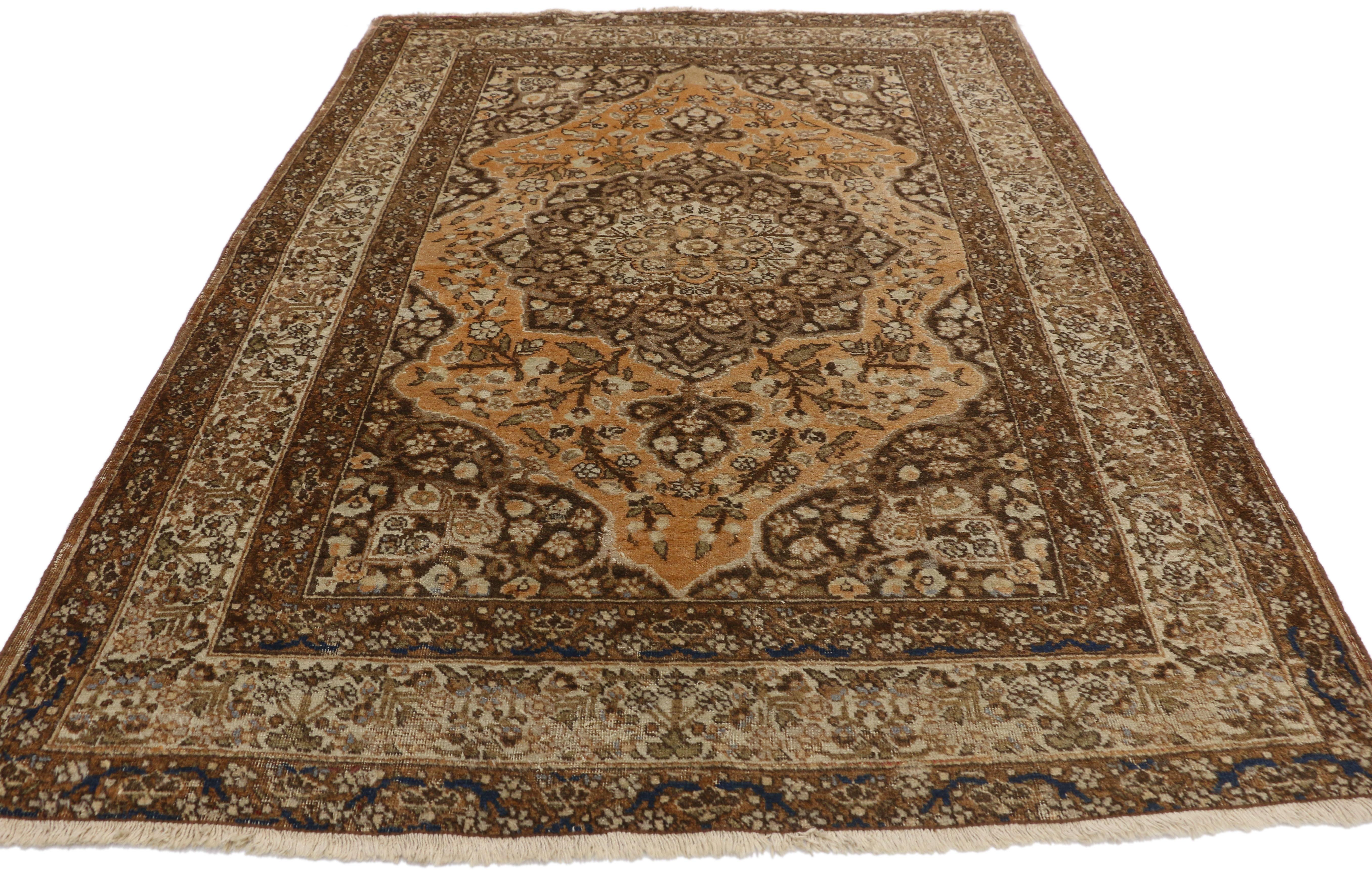 Persischer Täbris-Teppich im toskanischen Handwerksstil mit handgefertigten Details (Tabriz) im Angebot