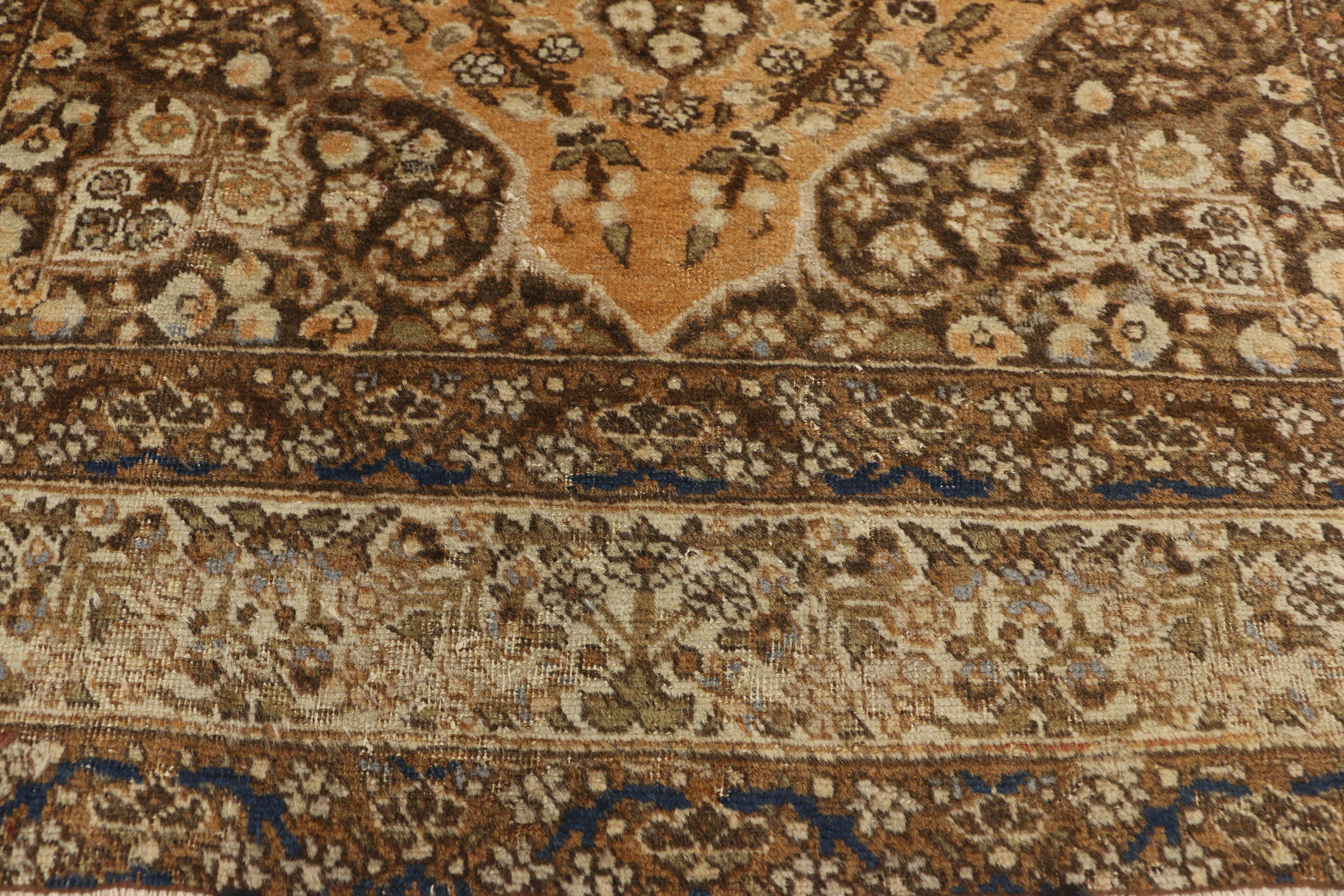 Persischer Täbris-Teppich im toskanischen Handwerksstil mit handgefertigten Details (Handgeknüpft) im Angebot