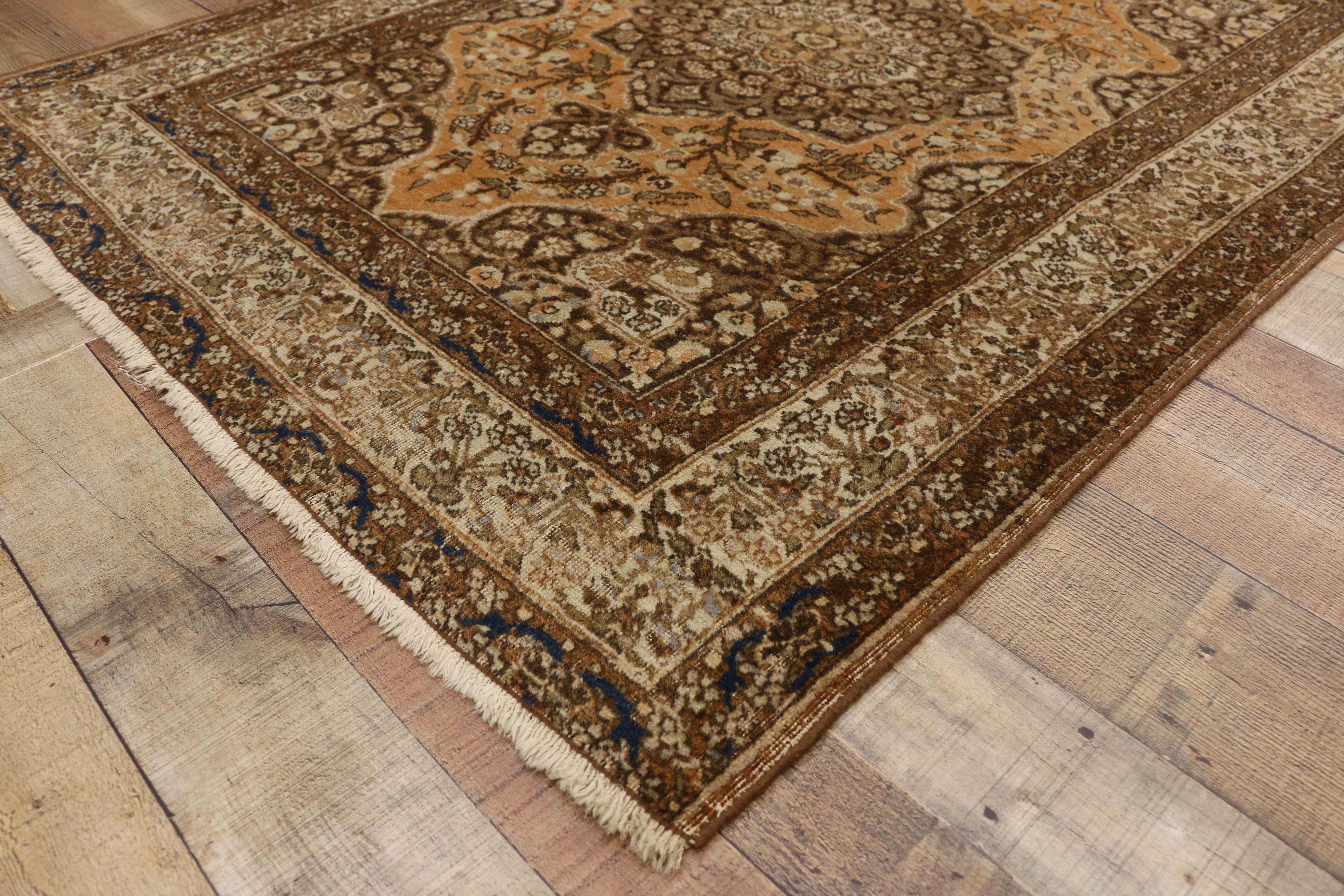 Persischer Täbris-Teppich im toskanischen Handwerksstil mit handgefertigten Details (20. Jahrhundert) im Angebot