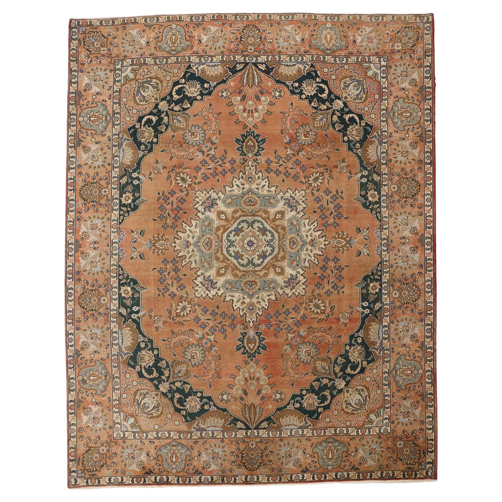 Tapis persan Tabriz vintage avec Chintz anglais de style rustique en vente