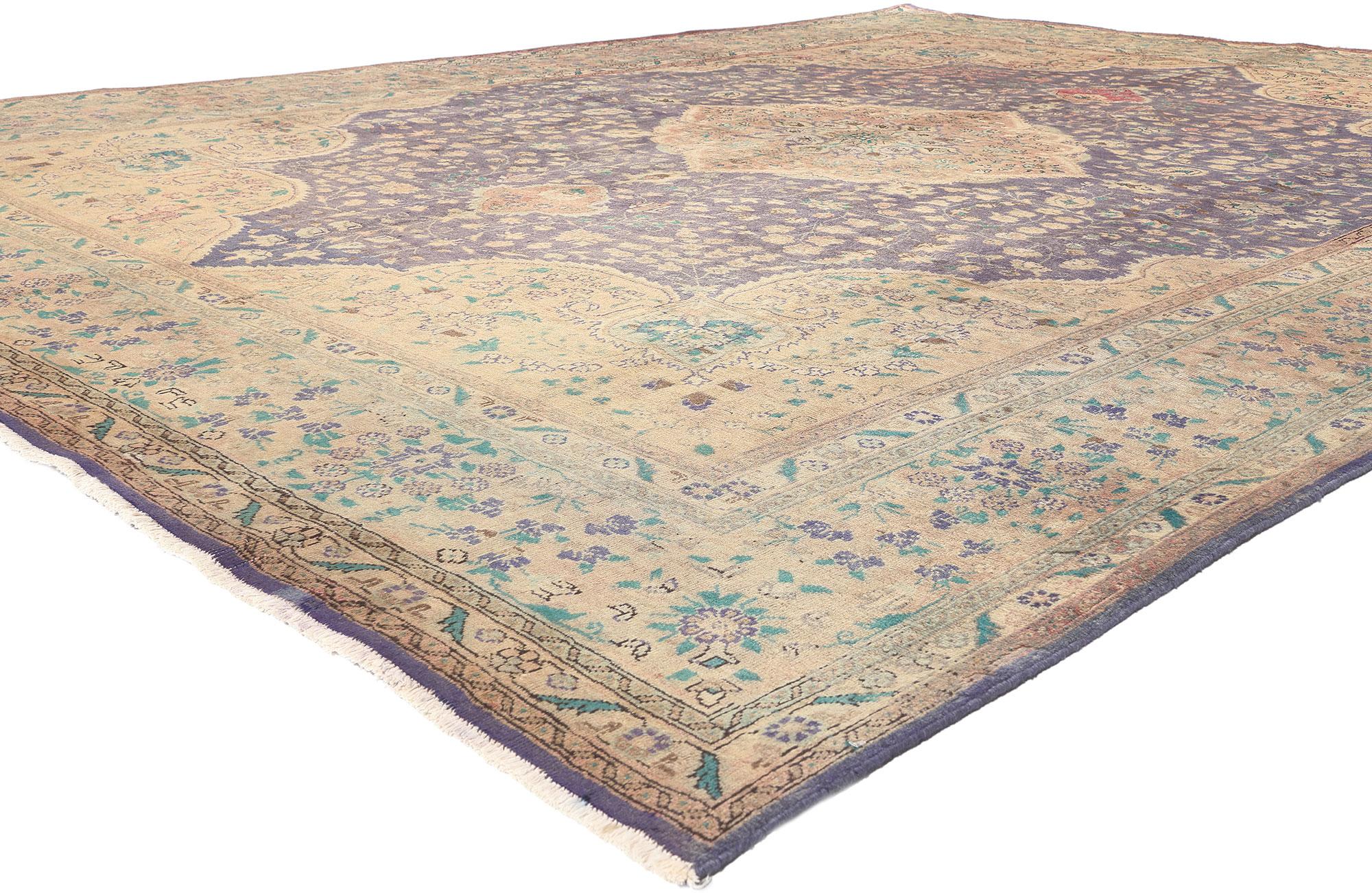 76417 Tapis persan vintage Tabriz, 09'10 x 13'00. La sophistication intemporelle rencontre la grâce féminine dans ce tapis Tabriz persan vintage en laine nouée à la main. Le motif floral complexe et les douces couleurs pastel tissées dans cette