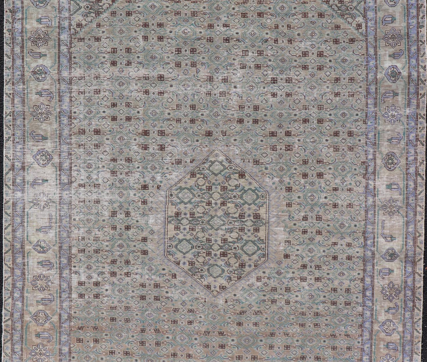 Tappeto persiano vintage Tabriz con medaglione floreale nei toni della terra e del marrone in vendita 3
