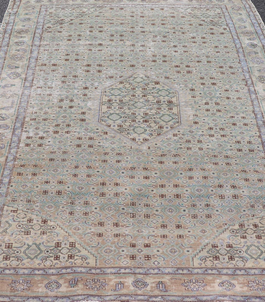 Tappeto persiano vintage Tabriz con medaglione floreale nei toni della terra e del marrone. Keivan Woven Arts / tappeto MSE-1131, paese d'origine/tipo: Iran / Tabriz, circa 1960. 
Misure: 6'1 x 9'3 
Questo tappeto Tabriz persiano vintage, tessuto a