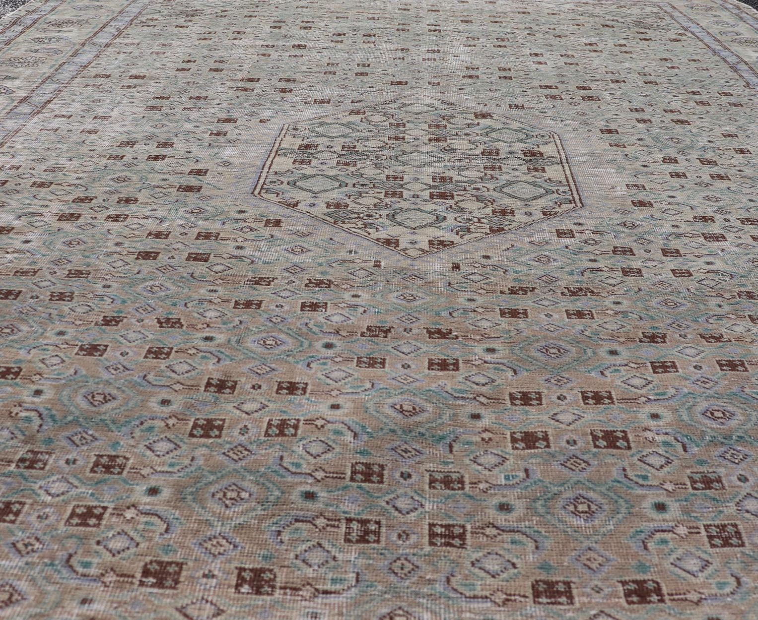 Persiano Tappeto persiano vintage Tabriz con medaglione floreale nei toni della terra e del marrone in vendita