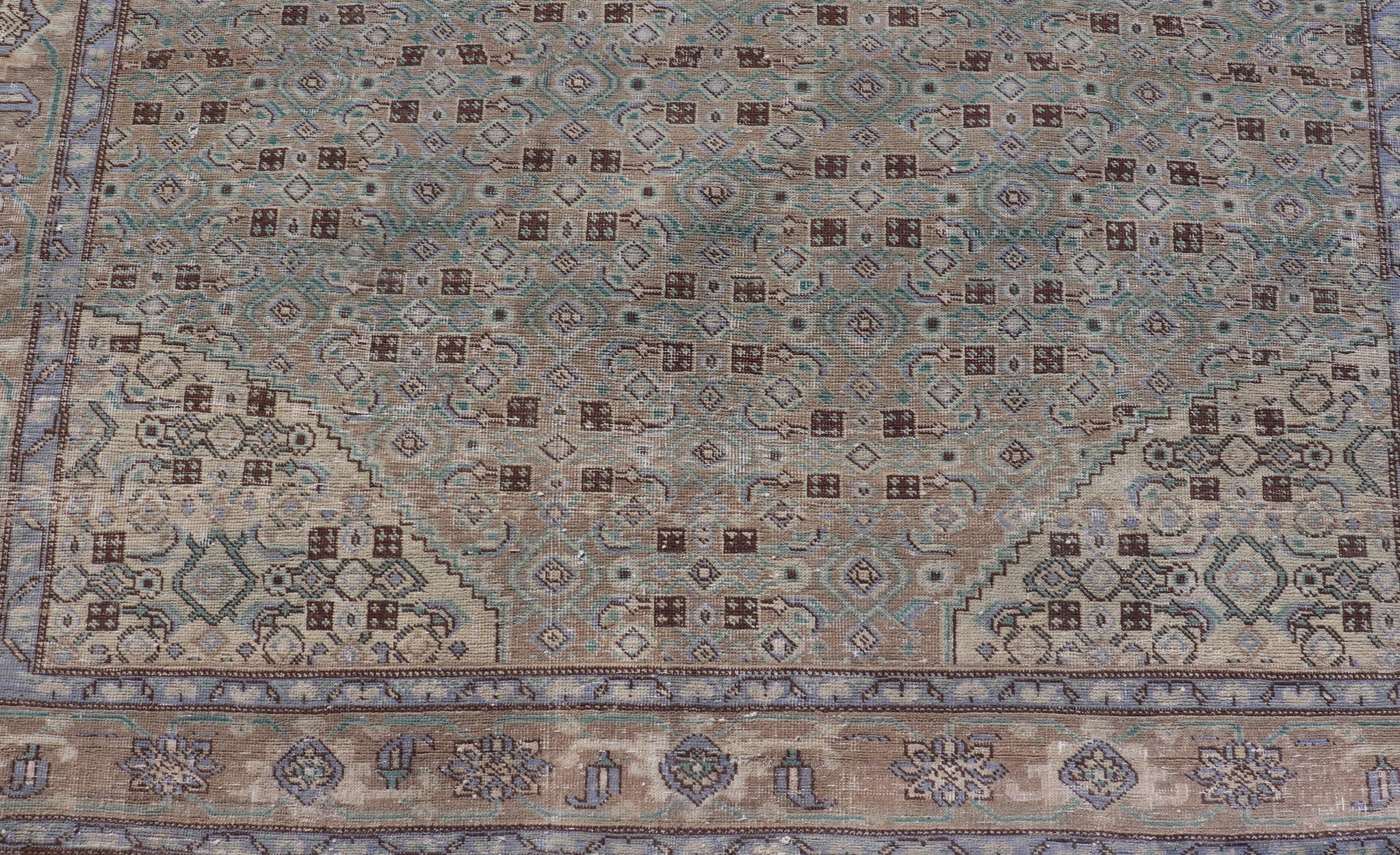 Annodato a mano Tappeto persiano vintage Tabriz con medaglione floreale nei toni della terra e del marrone in vendita