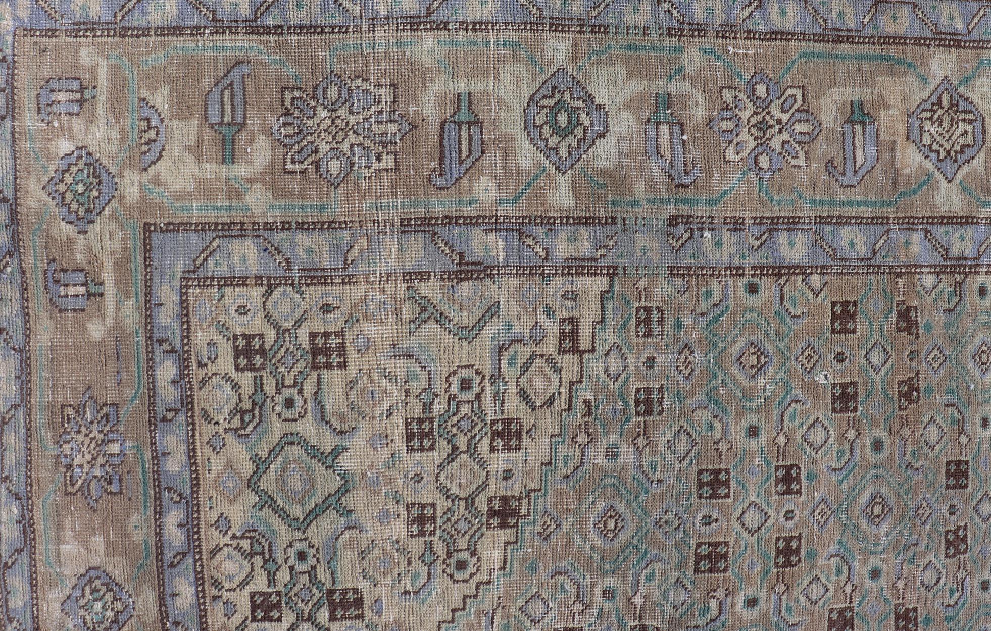 Tappeto persiano vintage Tabriz con medaglione floreale nei toni della terra e del marrone In condizioni buone in vendita a Atlanta, GA