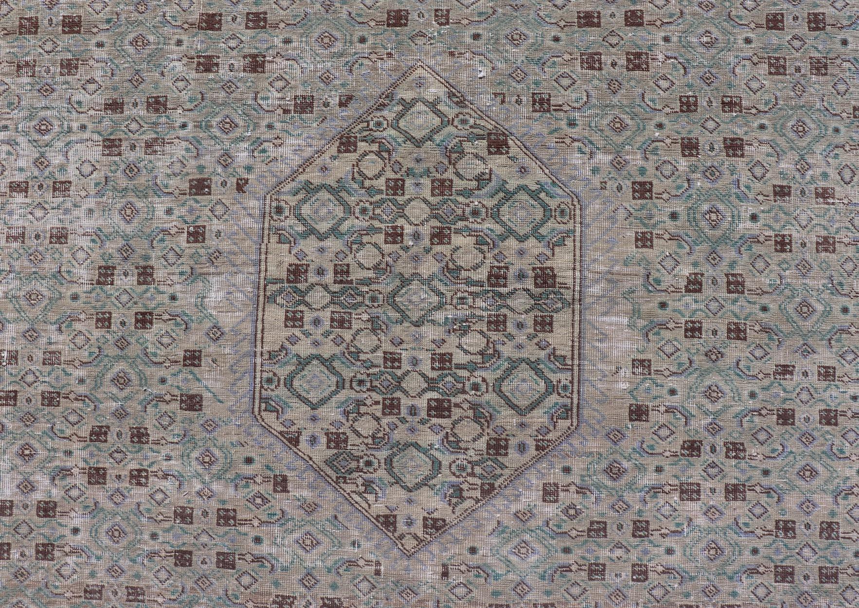XX secolo Tappeto persiano vintage Tabriz con medaglione floreale nei toni della terra e del marrone in vendita