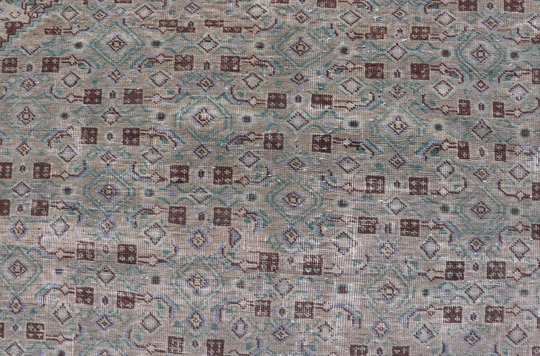 Lana Tappeto persiano vintage Tabriz con medaglione floreale nei toni della terra e del marrone in vendita
