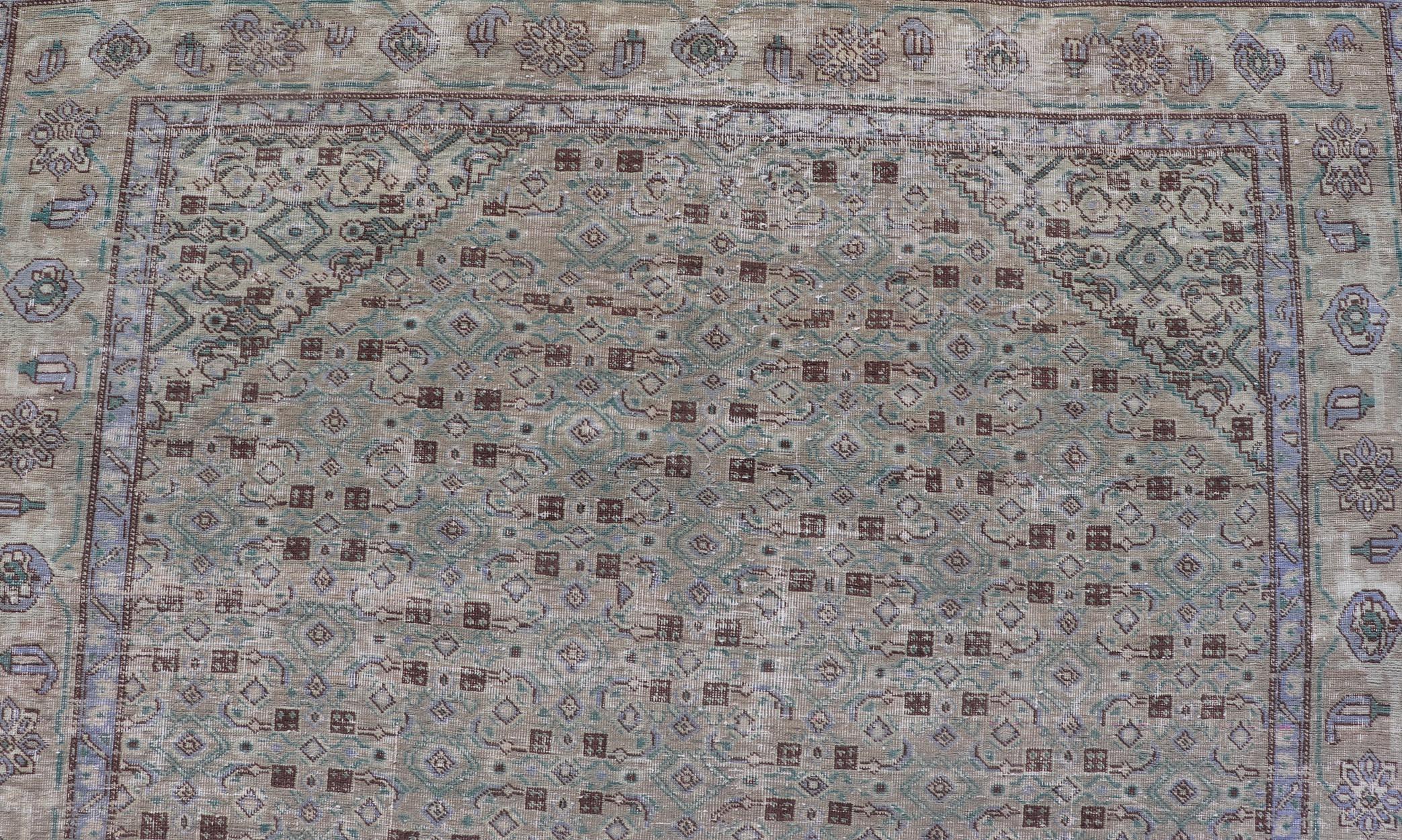 Tappeto persiano vintage Tabriz con medaglione floreale nei toni della terra e del marrone in vendita 1