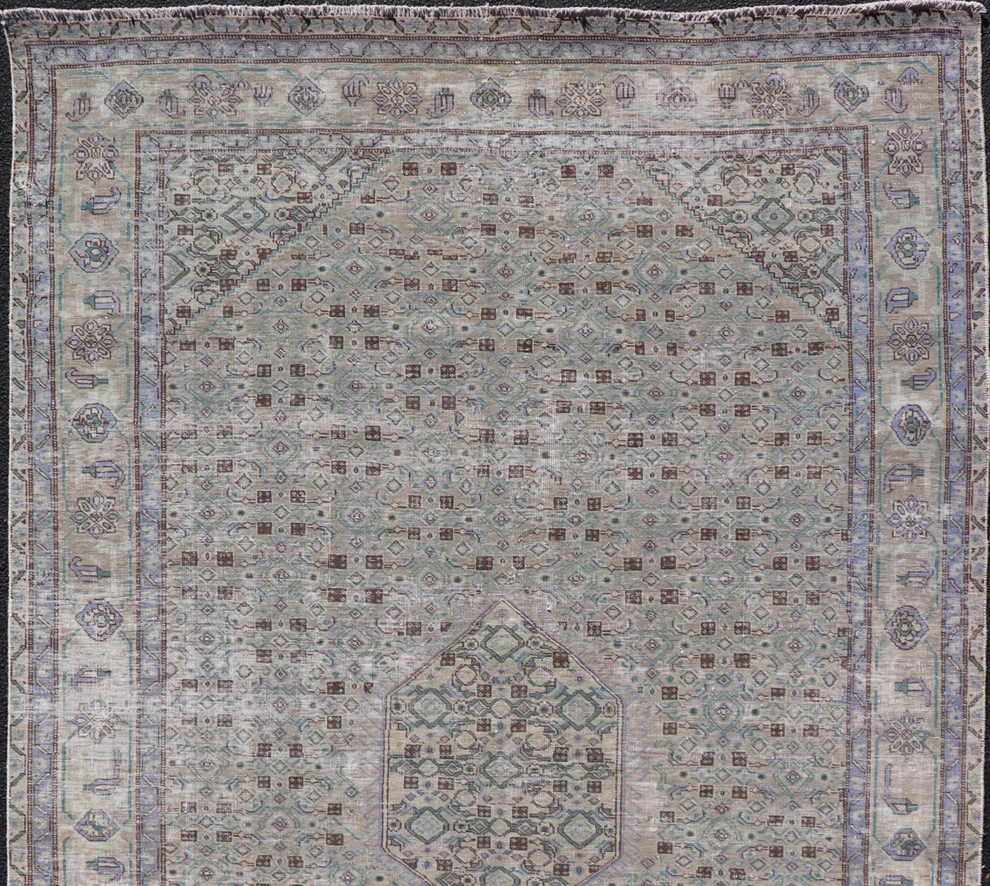 Tappeto persiano vintage Tabriz con medaglione floreale nei toni della terra e del marrone in vendita 2