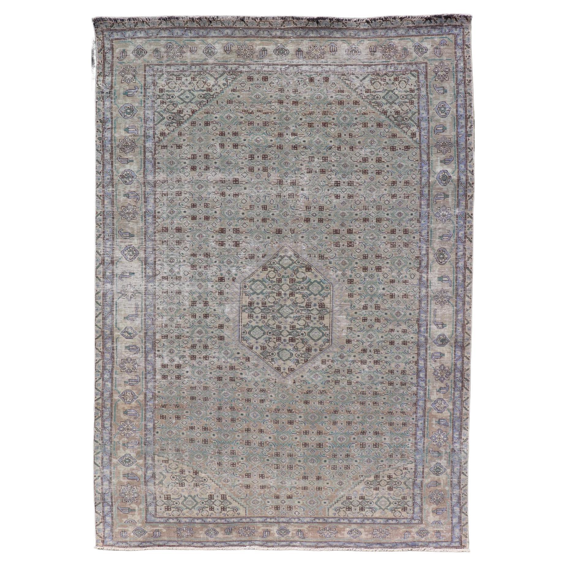 Tappeto persiano vintage Tabriz con medaglione floreale nei toni della terra e del marrone in vendita