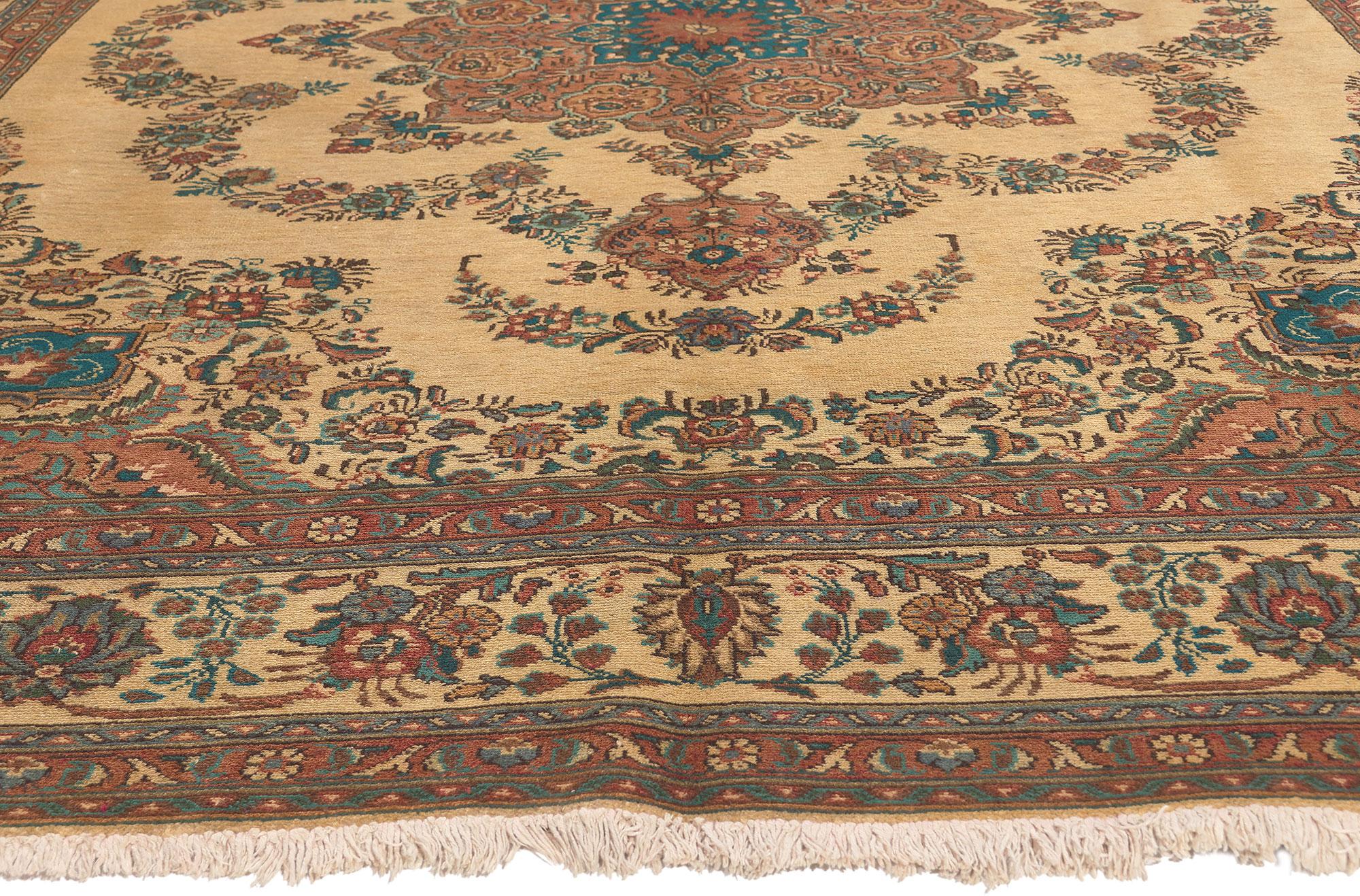 Persischer Täbriz-Teppich im romantischen toskanischen Stil (Tabriz) im Angebot
