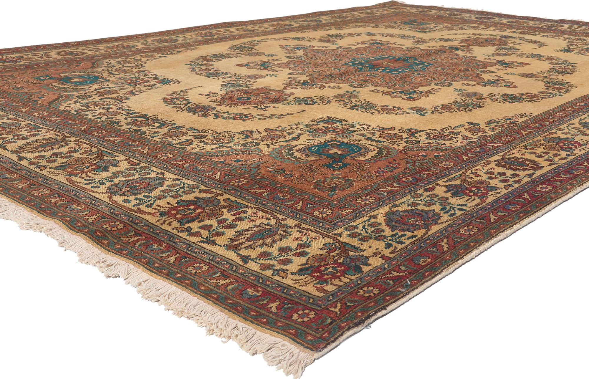 76361, tapis persan vintage Tabriz avec style toscan romantique. Ce tapis Tabriz persan vintage en laine nouée à la main présente un médaillon central cuspidé encadré d'une guirlande composée de frondes opulentes et de fleurs stylisées. Elle est