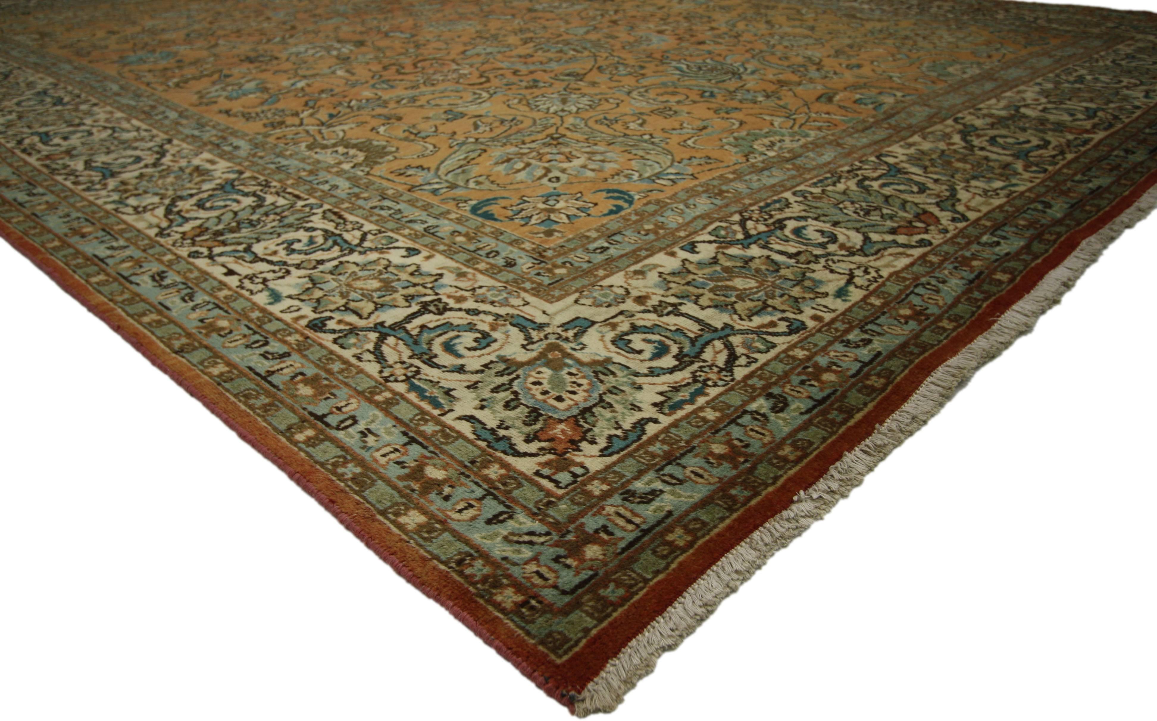 75612 Persischer Tabriz-Teppich im traditionellen Stil 10'00 x 13'03. Dieser handgeknüpfte persische Tabriz-Teppich aus Wolle im Vintage-Stil weist ein Allover-Muster auf, das von einer klassischen Bordüre umgeben ist und so ein ausgewogenes und