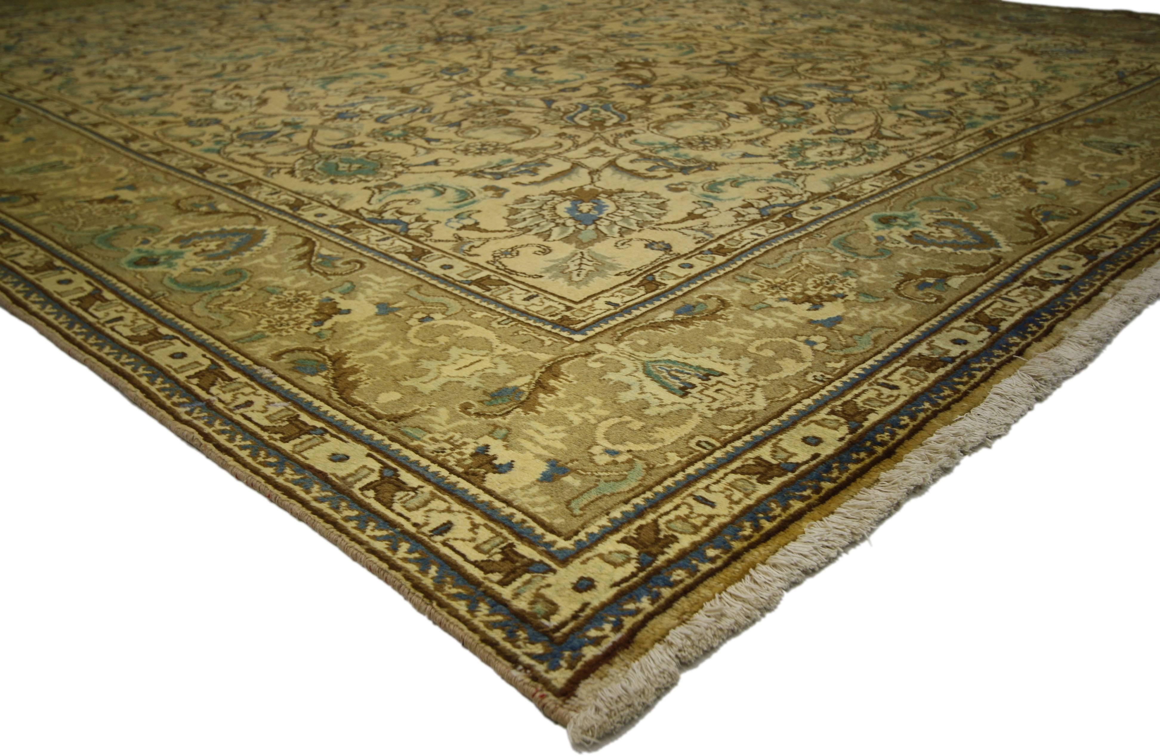 76327, tapis vintage persan Tabriz de style traditionnel. Ce tapis Persan Tabriz vintage en laine nouée à la main présente un motif all-over entouré d'une bordure classique, créant un design équilibré et intemporel. Ce tapis vintage persan Tabriz