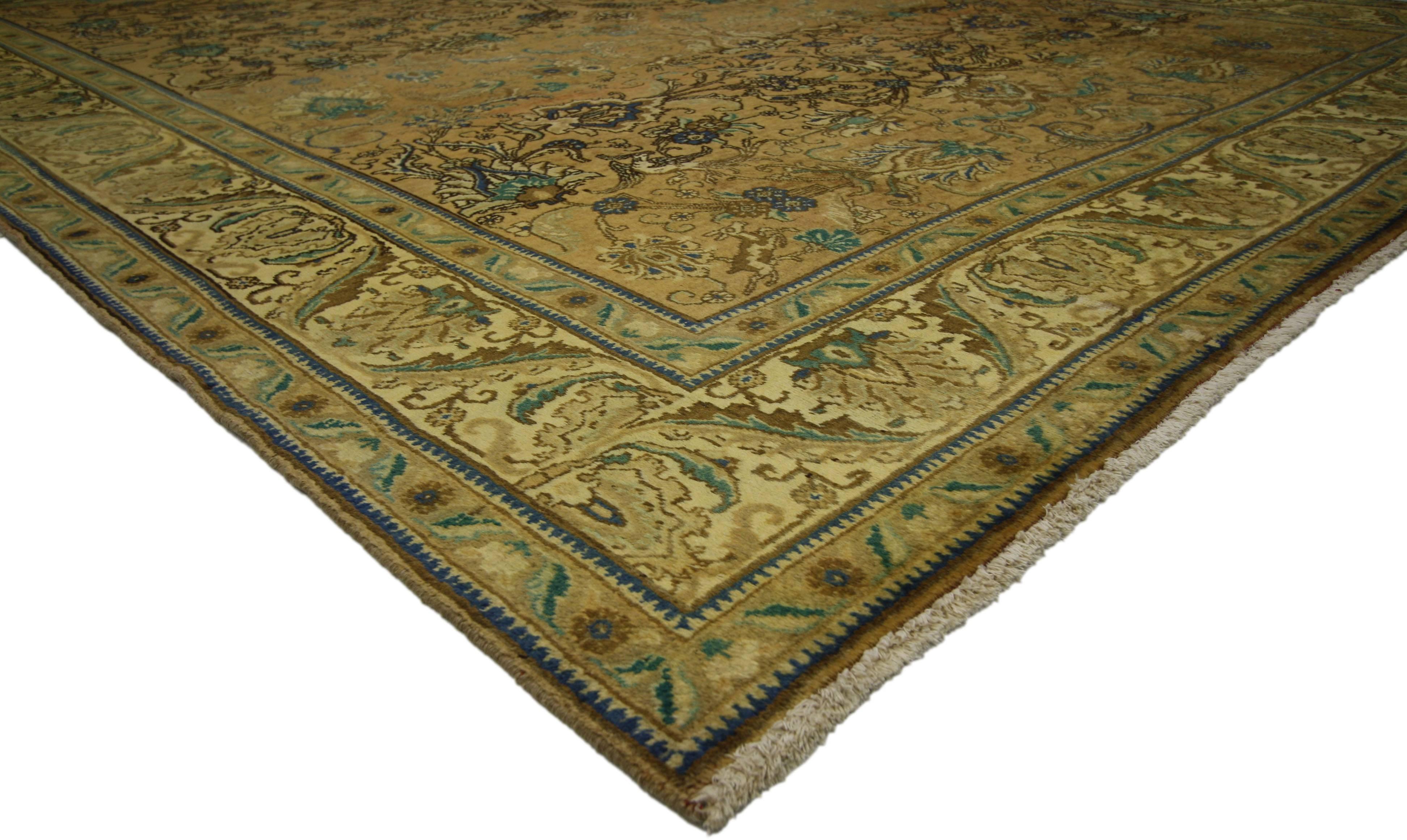76328 Tappeto Tabriz persiano vintage, 10'00 x 12'09. Questo tappeto persiano Tabriz vintage, meticolosamente annodato a mano in lana pregiata, è un esempio di artigianato e design persiano tradizionale. La sua trama squisitamente intrecciata e la