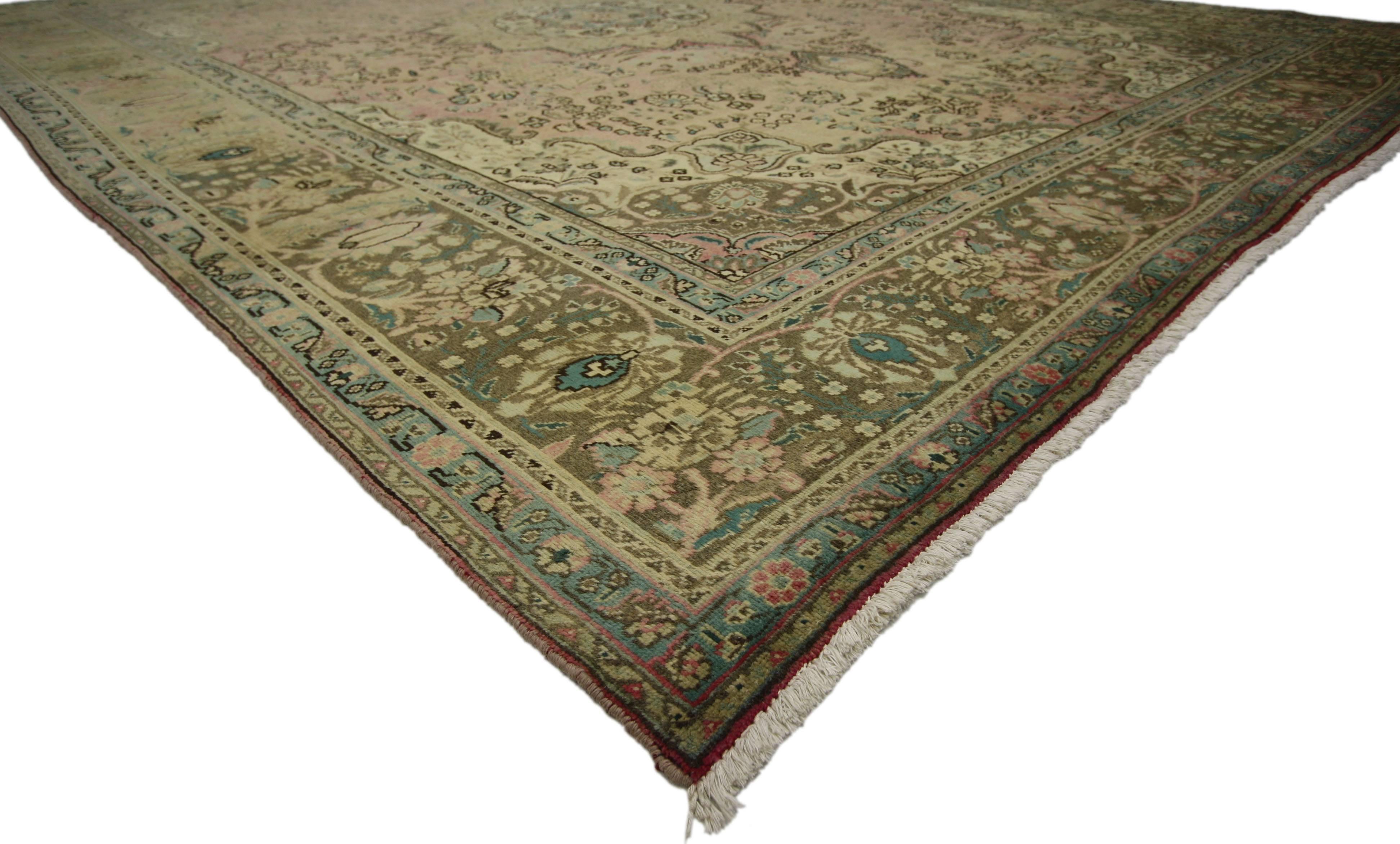 76446, alter persischer Täbriz-Teppich im traditionellen Stil. Dieser handgeknüpfte Teppich aus alter persischer Tabriz-Wolle zeichnet sich durch ein zentrales Medaillon mit einem Allover-Muster aus, das von einer klassischen Bordüre umgeben ist,