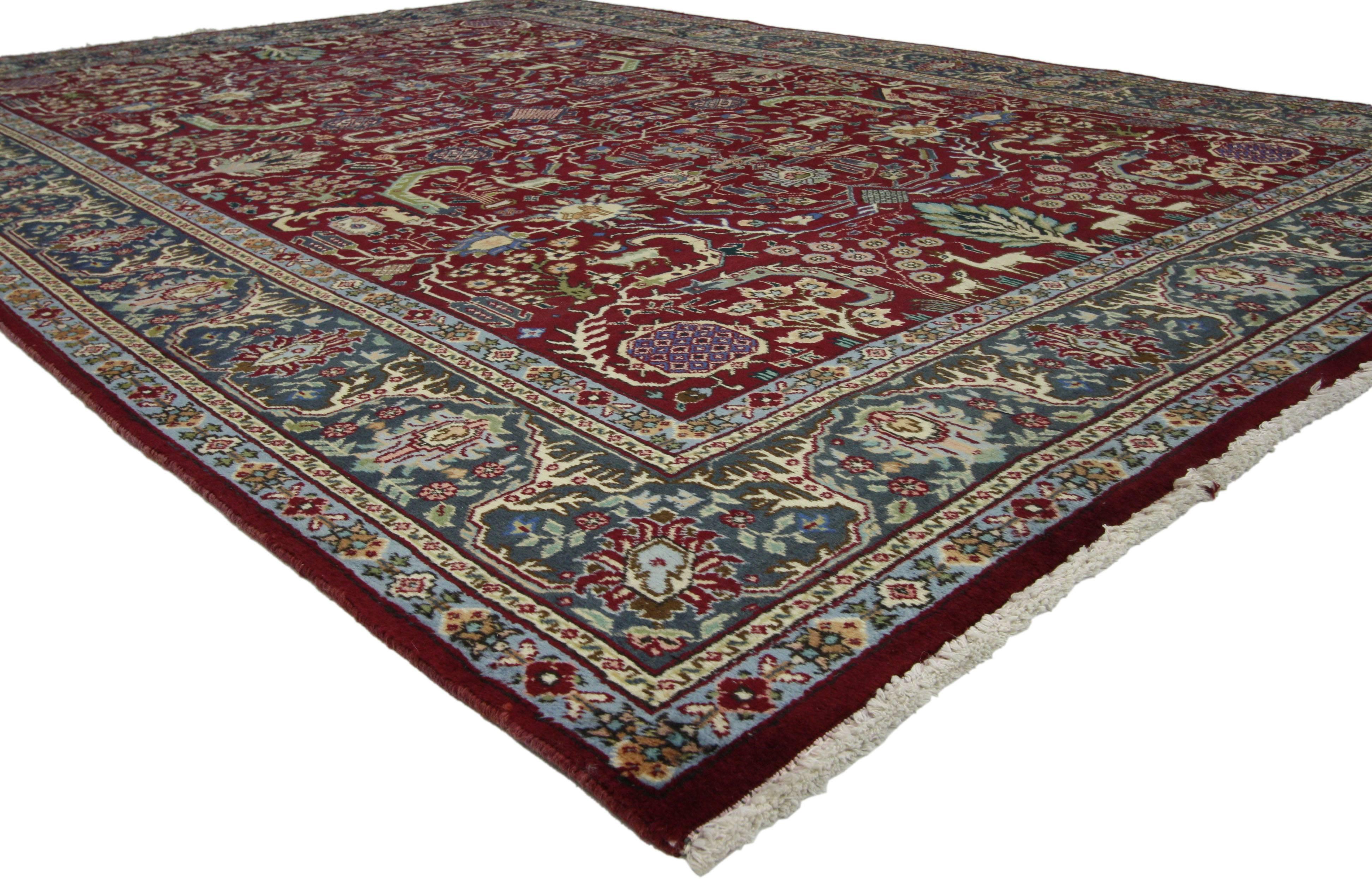 75511 Tapis Persan Vintage Tabriz de style colonial et fédéral traditionnel. Ce tapis persan vintage Tabriz en laine nouée à la main présente un motif en relief avec des motifs géométriques et des animaux entourés d'une bordure classique, créant un