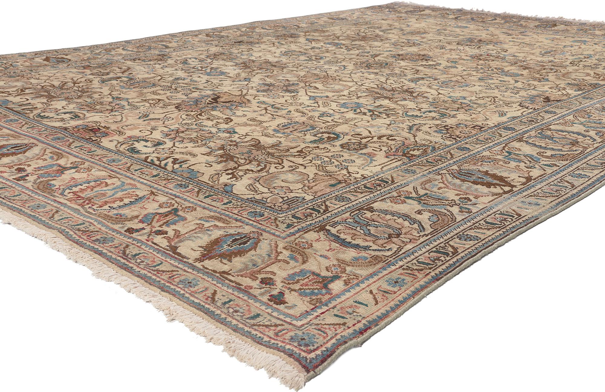 75518 Tapis Persan Vintage Tabriz de style traditionnel. Ce tapis persan vintage Tabriz en laine nouée à la main présente un motif général entouré d'une bordure classique, créant un design équilibré et intemporel. Ce tapis persan vintage Tabriz