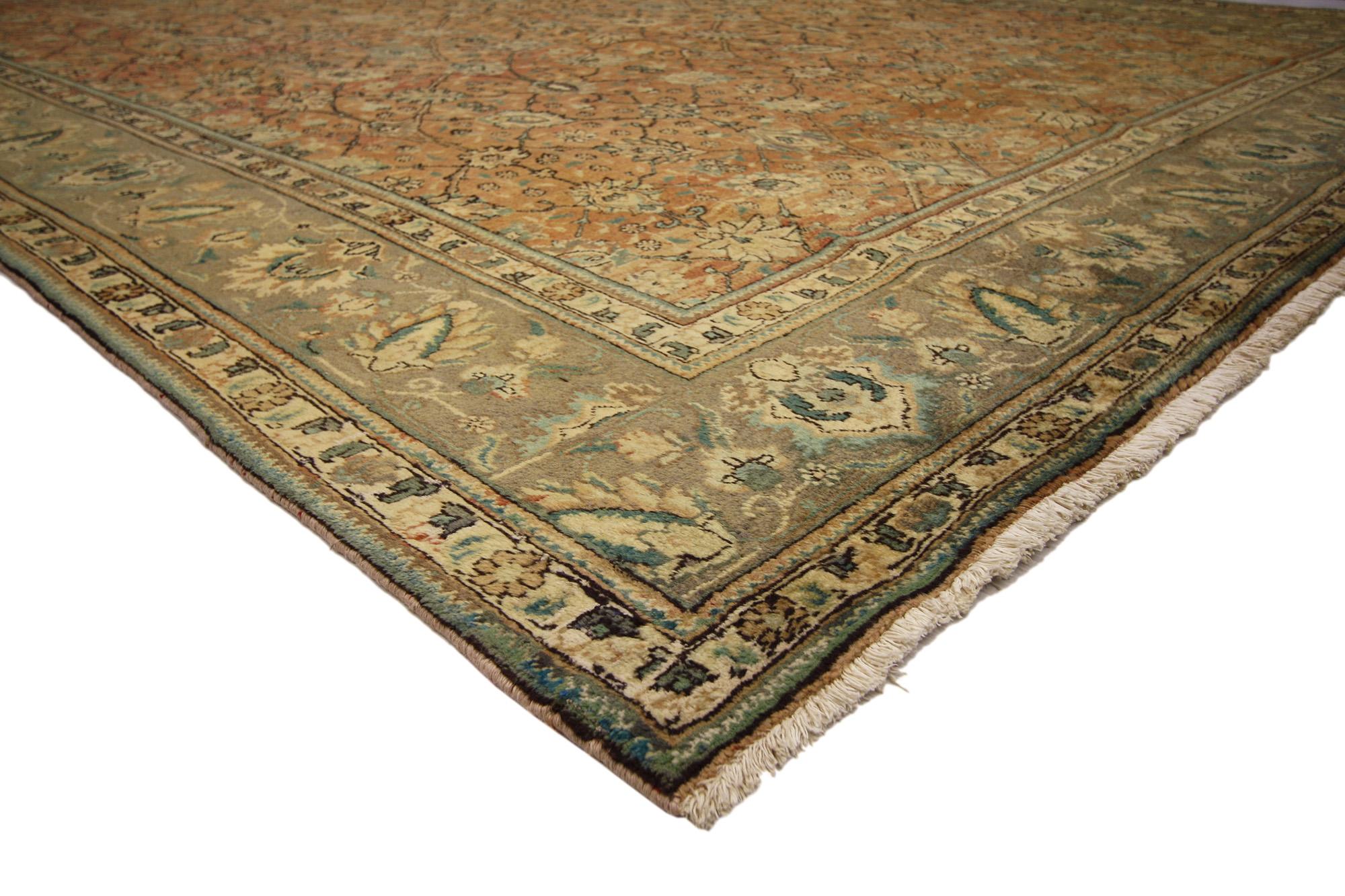 76329 Vintage Persian Tabriz Rug, 10'00 x 13'01. Dieser handgeknüpfte persische Tabriz-Teppich aus Wolle im Vintage-Stil weist ein Allover-Muster auf, das von einer klassischen Bordüre umgeben ist und so ein ausgewogenes und zeitloses Design