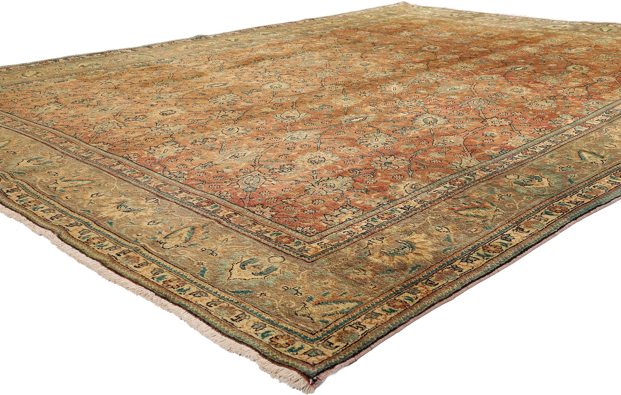 76329 Tappeto Tabriz persiano vintage, 10'00 x 13'01. Questo tappeto Tabriz persiano vintage in lana annodato a mano presenta un motivo allover circondato da un bordo classico che crea un design equilibrato e senza tempo. Questo tappeto persiano
