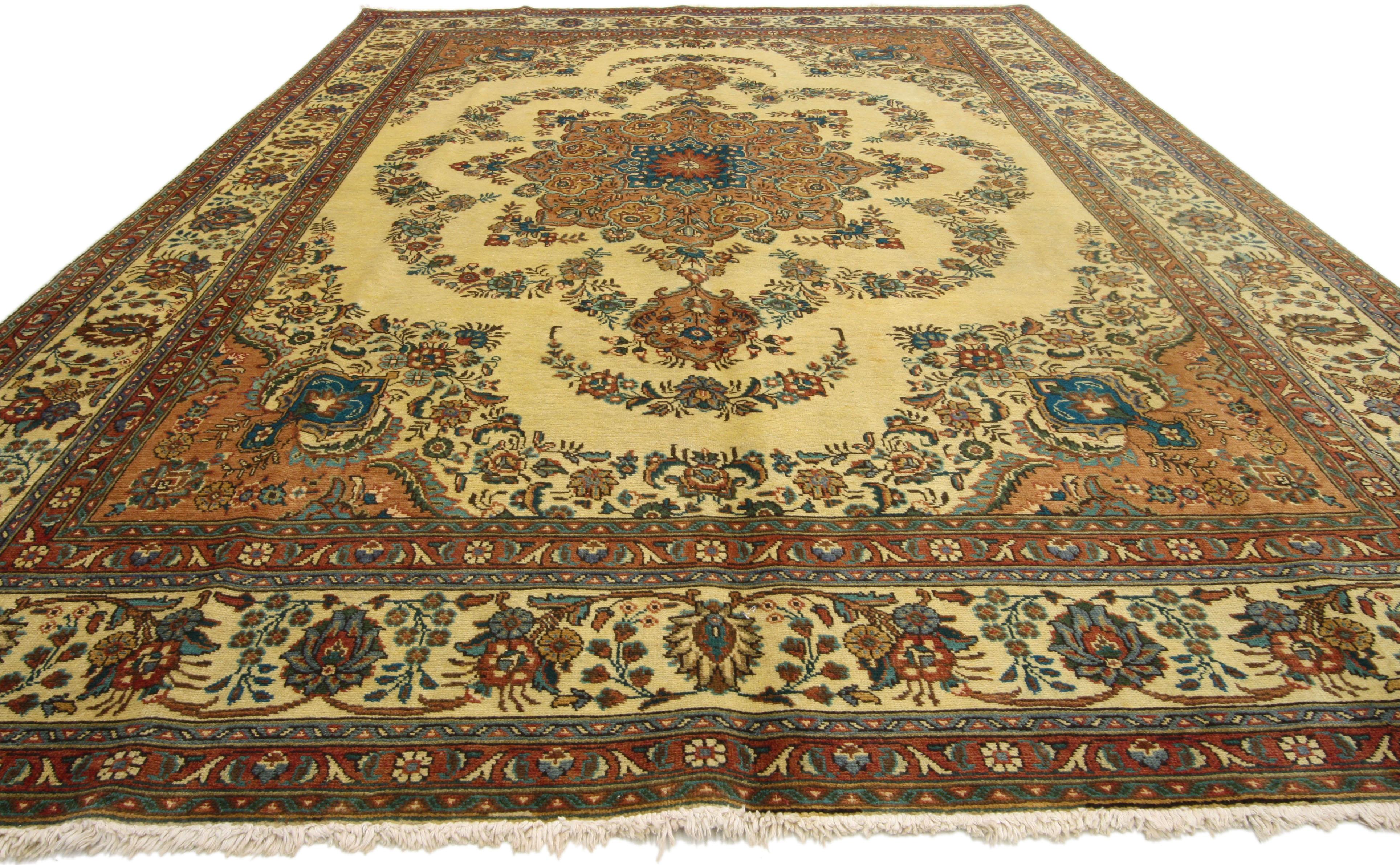 Vintage Persian Tabriz Rug with Traditional Style In Good Condition For Sale In Dallas, TX