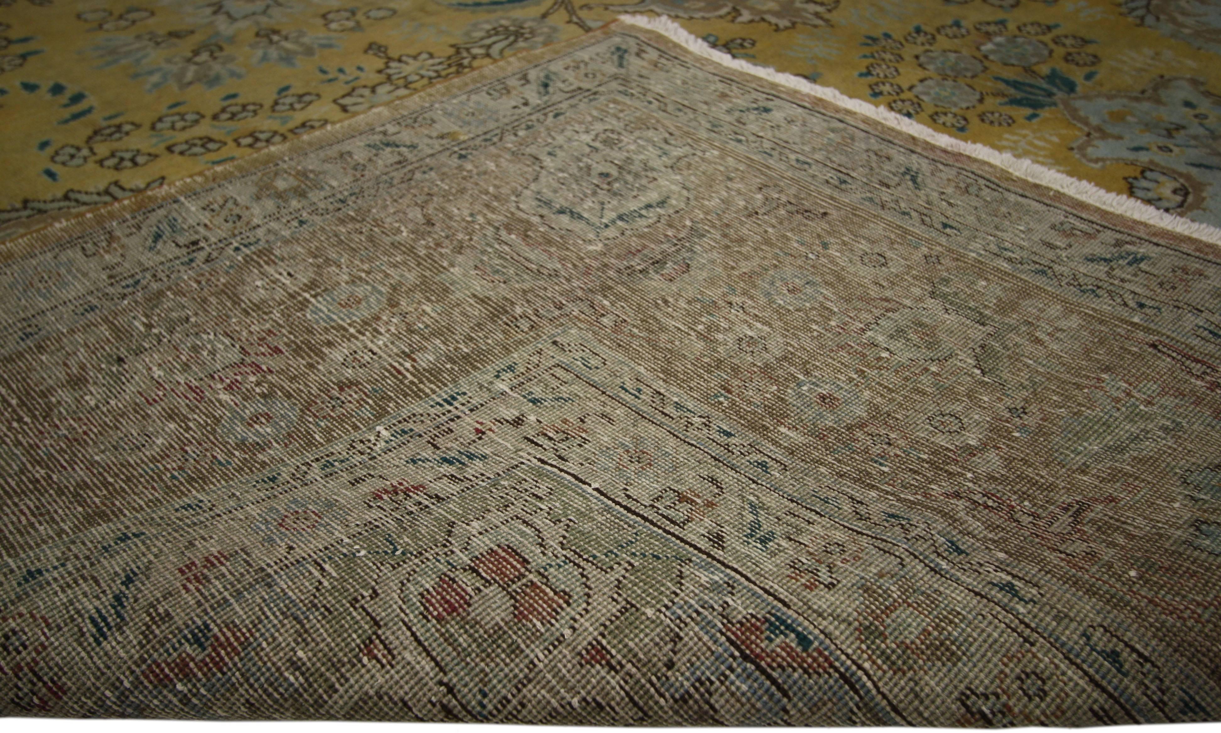 Vintage Persian Tabriz Rug with Traditional Style In Good Condition In Dallas, TX