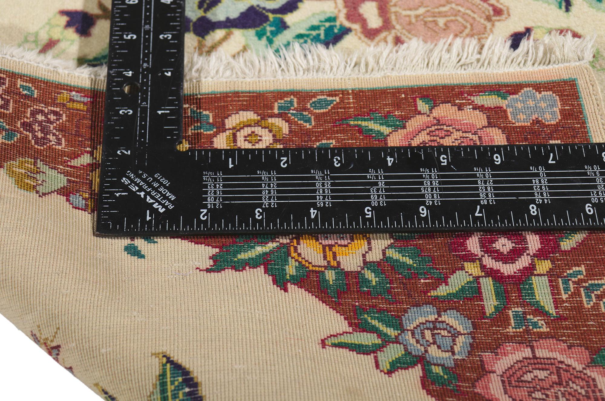 Annodato a mano 1950's Persian Tabriz Rug with Traditional Style in vendita