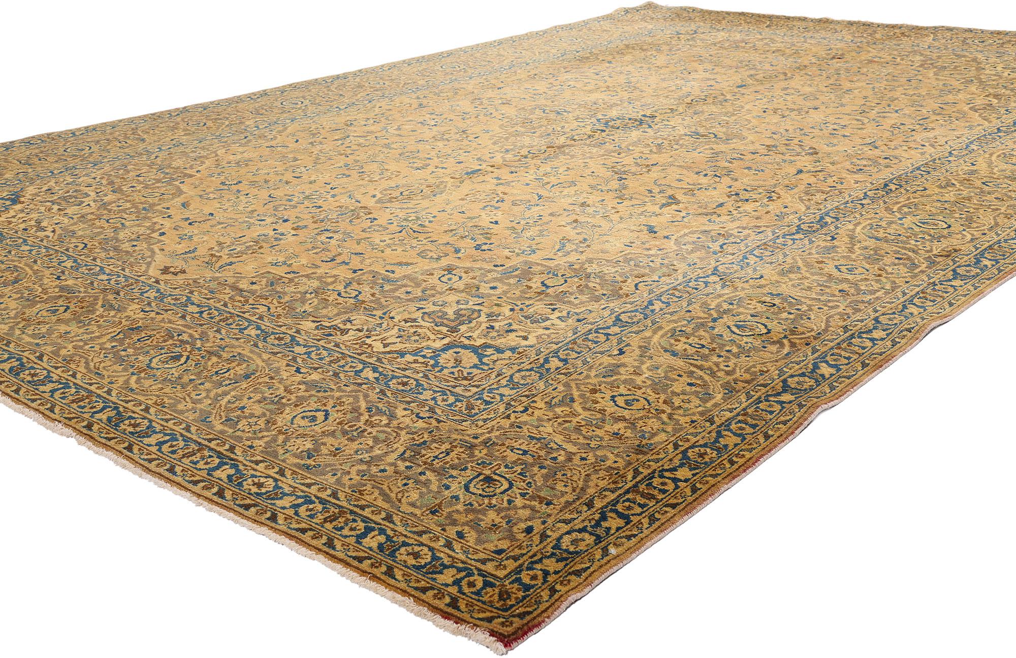 76306, tappeto persiano Tabriz vintage dallo stile tradizionale. Questo tappeto Tabriz persiano vintage in lana annodato a mano presenta un intricato medaglione con un motivo allover circondato da un bordo classico che crea un design equilibrato e