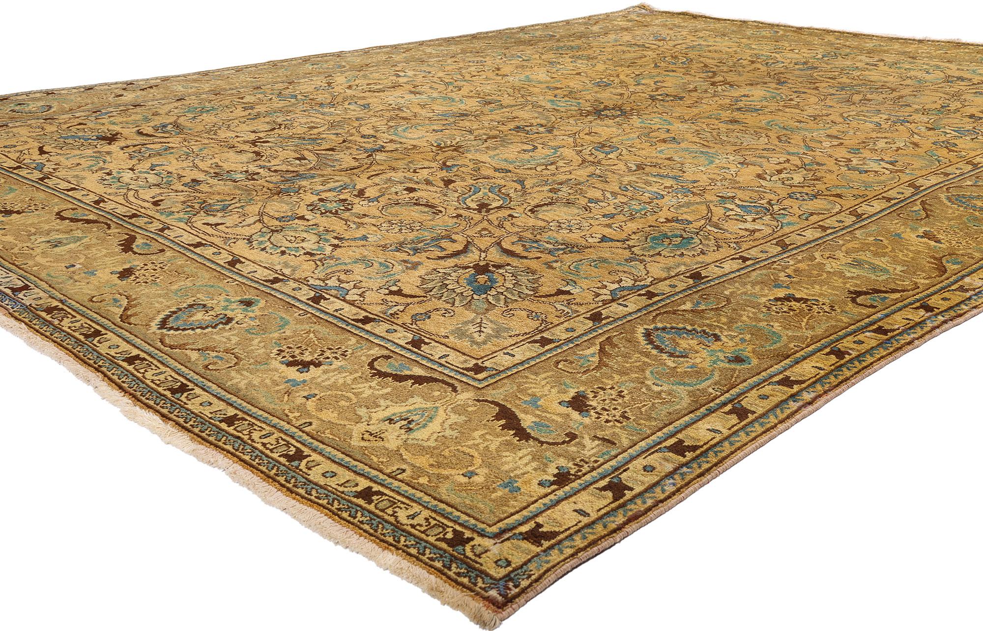 76327, alter persischer Täbriz-Teppich im traditionellen Stil. Dieser handgeknüpfte Teppich aus alter persischer Tabriz-Wolle zeichnet sich durch ein Allover-Muster aus, das von einer klassischen Bordüre umgeben ist und so ein ausgewogenes und