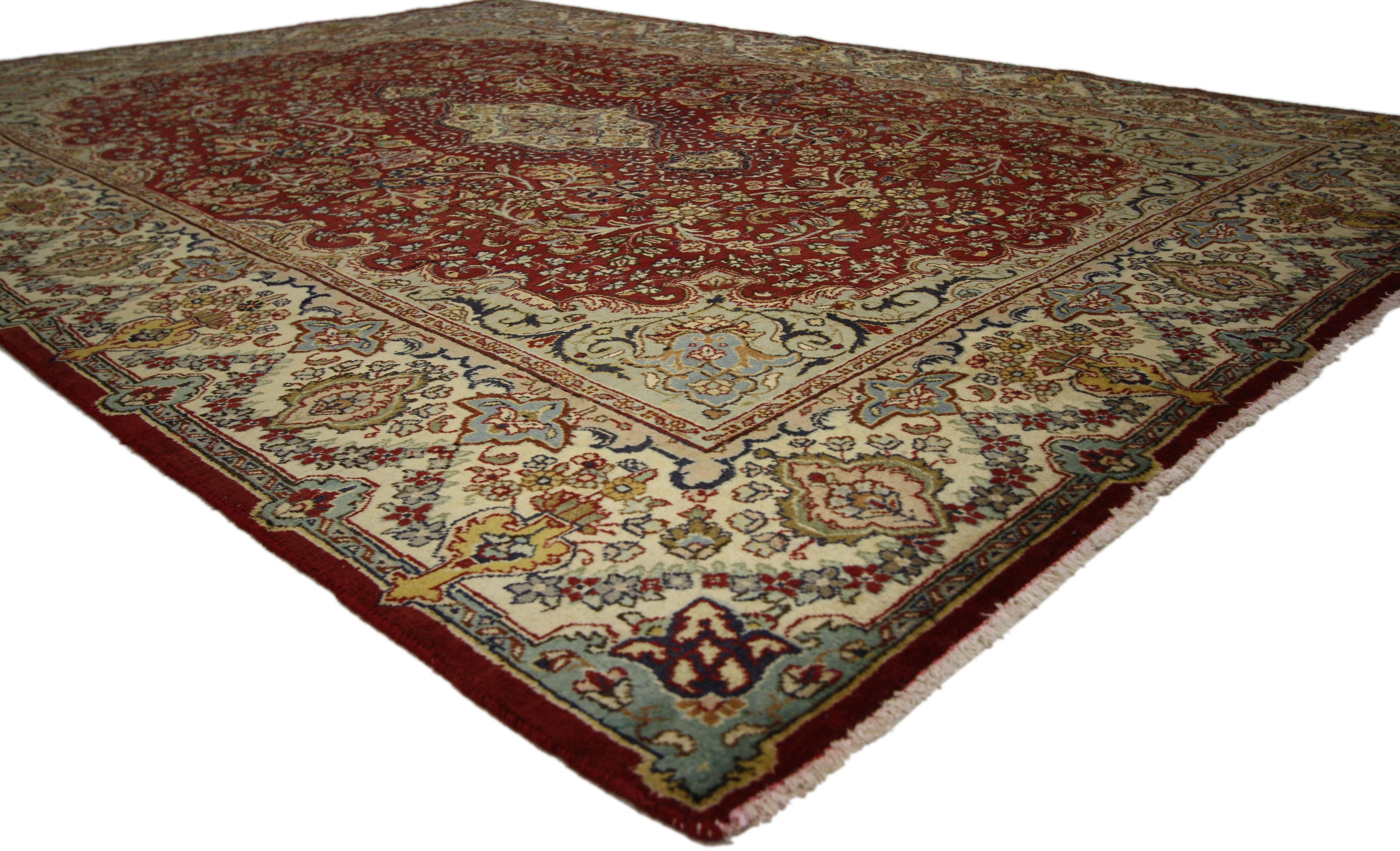 Vintage Persian Tabriz Rug with Traditional Style In Good Condition For Sale In Dallas, TX