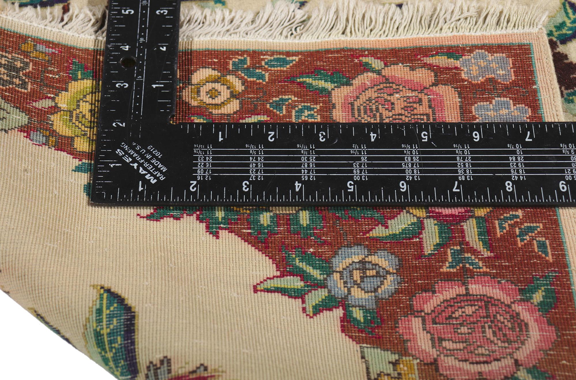 Annodato a mano 1950's Persian Tabriz Rug with Traditional Style in vendita