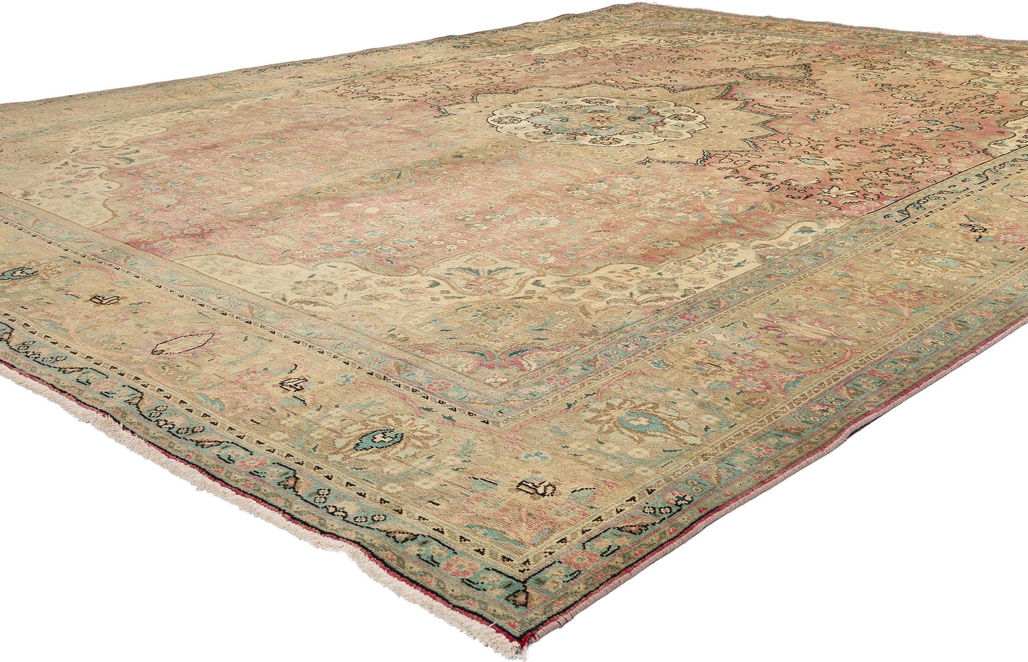 76446, tappeto persiano Tabriz vintage dallo stile tradizionale. Questo tappeto Tabriz persiano vintage in lana annodato a mano presenta un medaglione centrale con un motivo all-over circondato da un bordo classico che crea un design equilibrato e