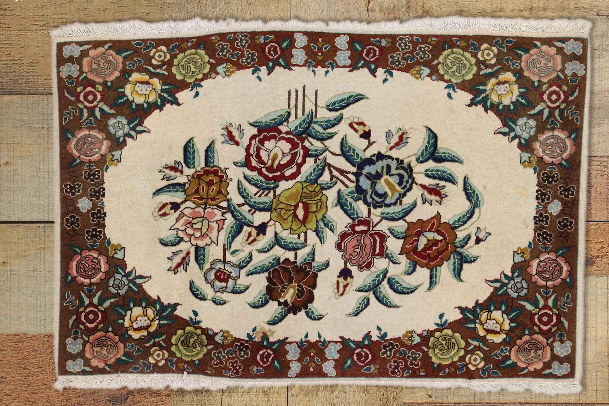 Lana 1950's Persian Tabriz Rug with Traditional Style in vendita
