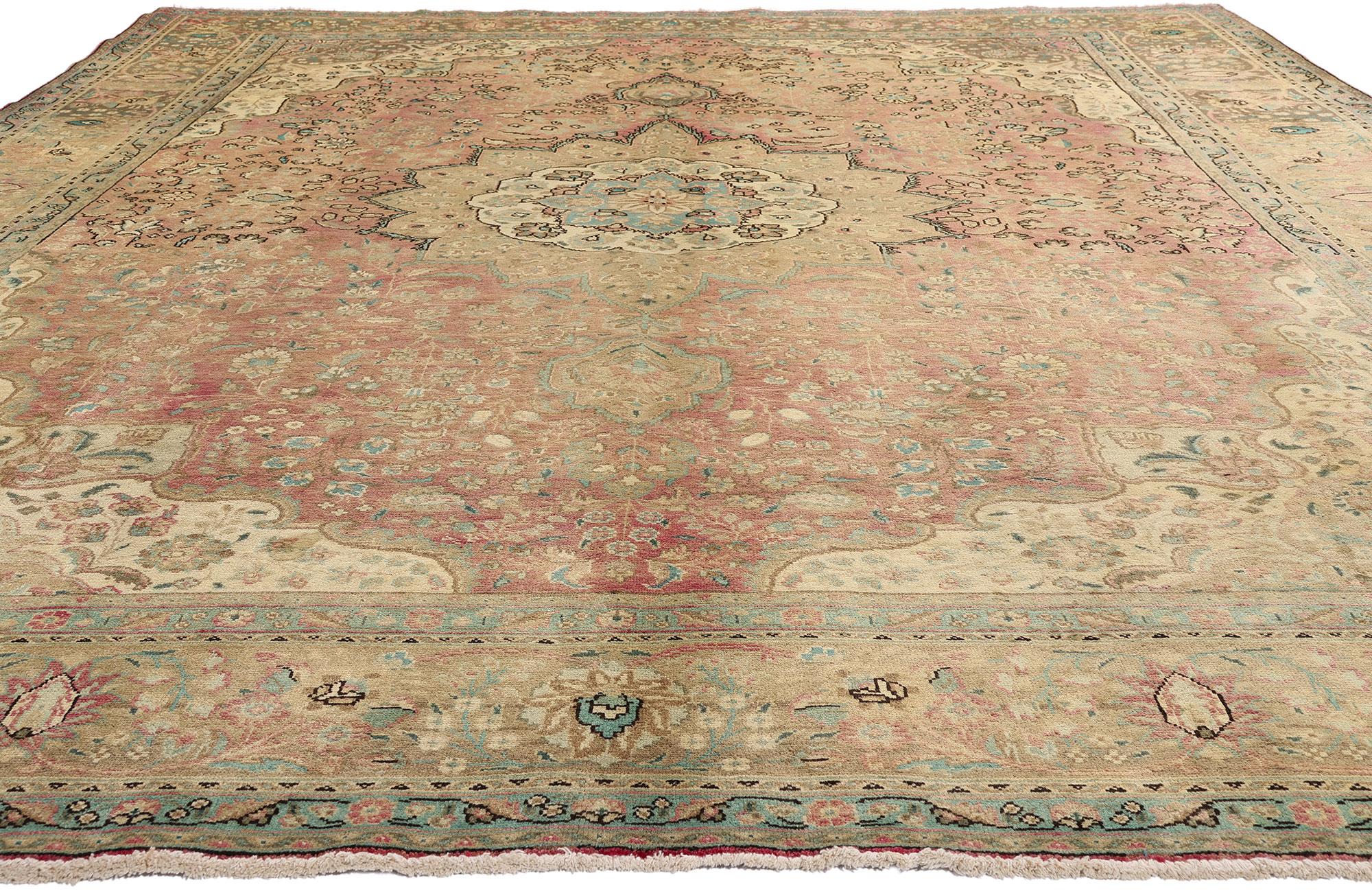 Annodato a mano Tappeto persiano Tabriz vintage con stile tradizionale in vendita