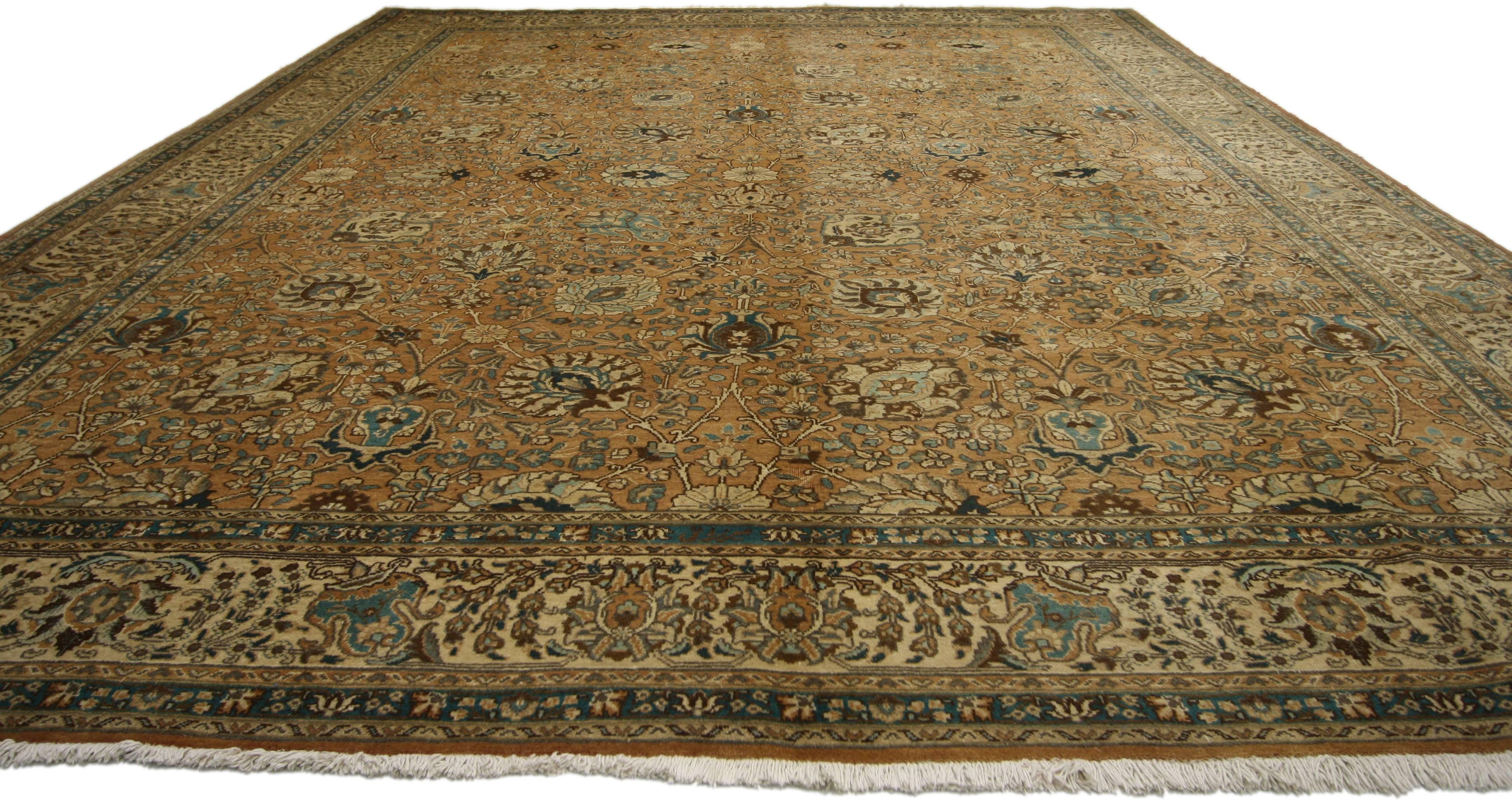 Vintage Persian Tabriz Rug with Traditional Style in Light Colors In Good Condition For Sale In Dallas, TX