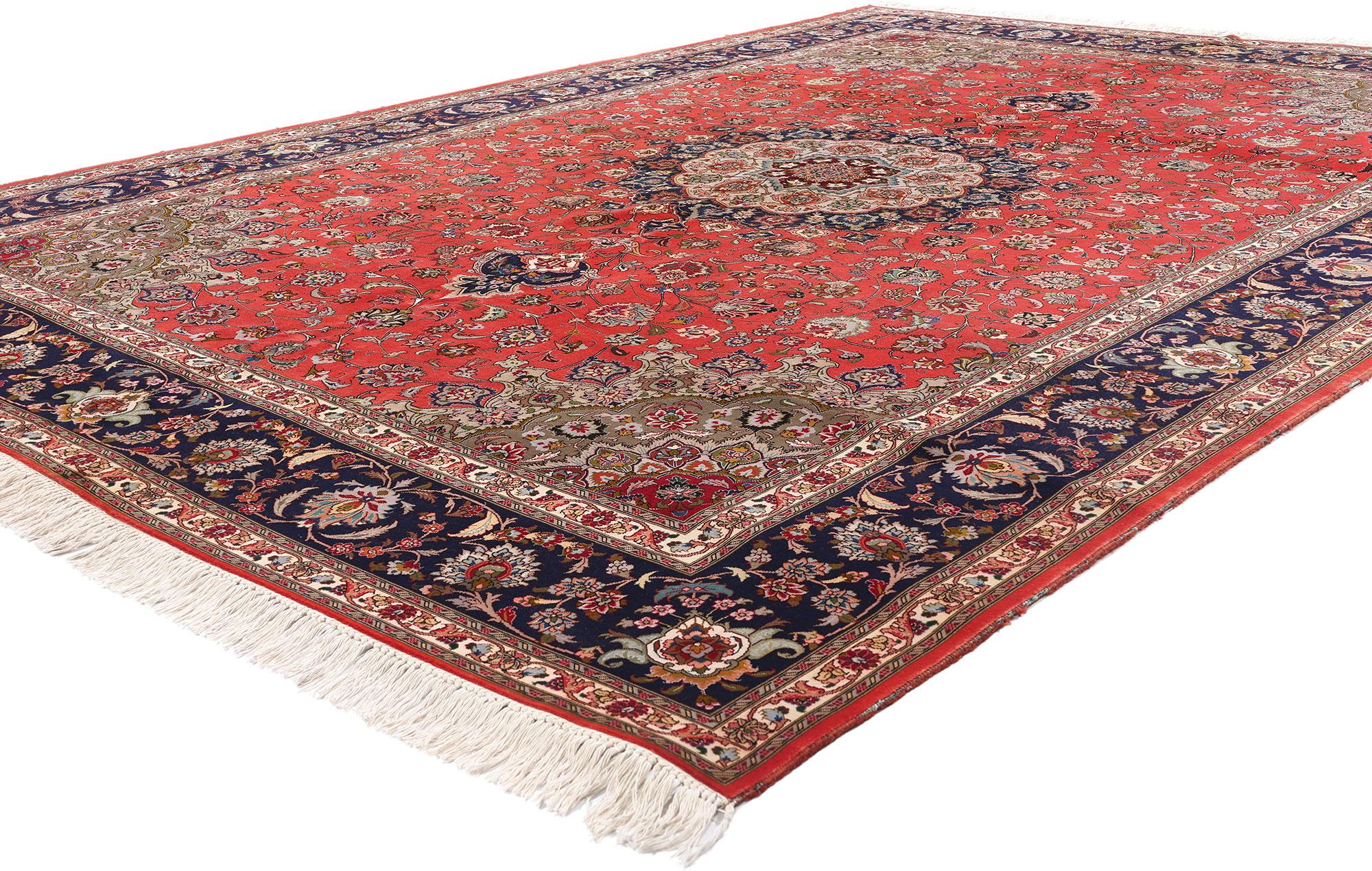 77730 Tappeto persiano Tabriz vintage, 08'03 x 11'08. Questo tappeto persiano Tabriz vintage in lana annodato a mano è una testimonianza dell'intricata arte e della profonda eredità culturale della tessitura persiana. Il cuore di questo tappeto