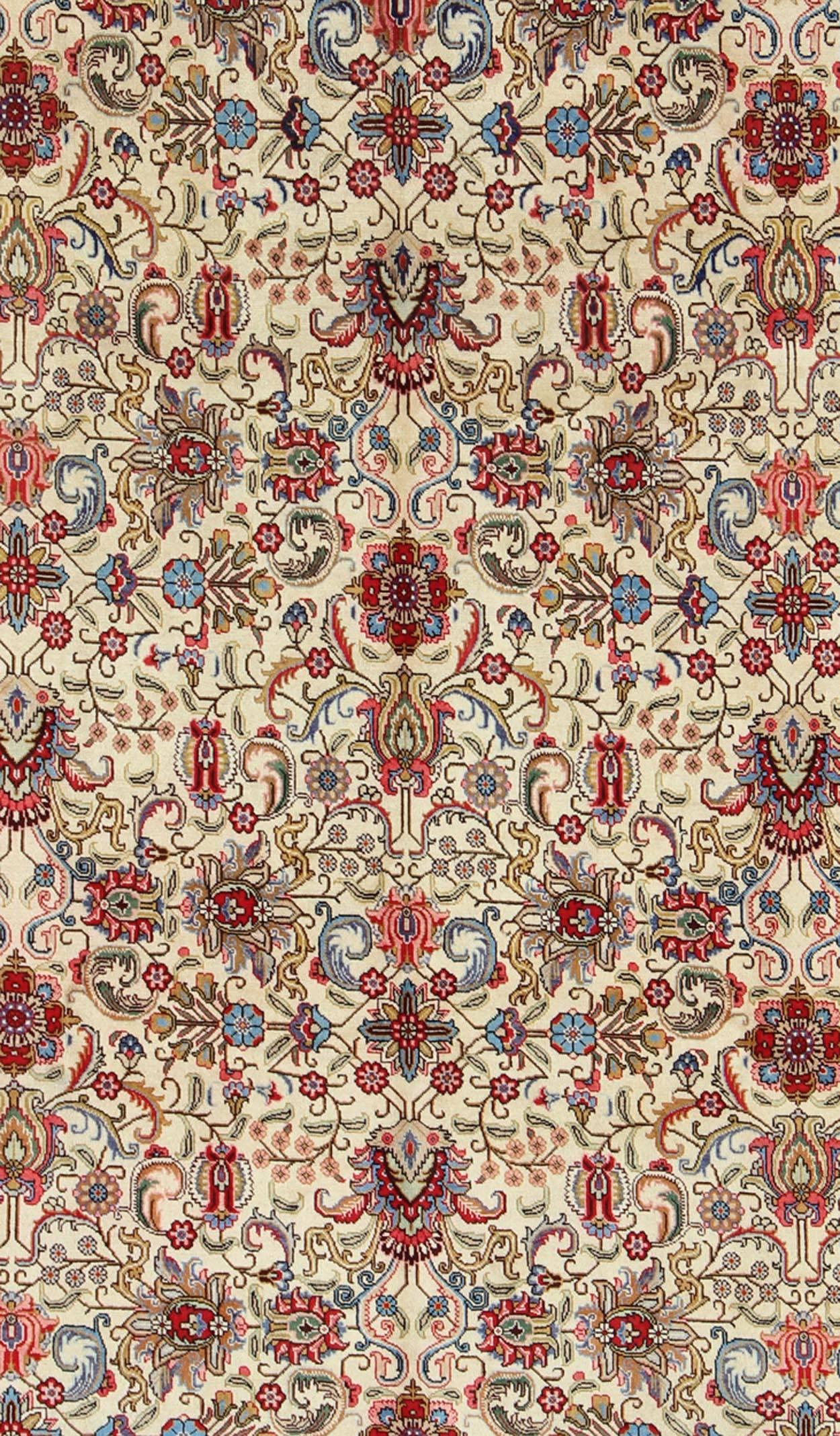 Persischer Täbriz-Teppich mit lebhaften, traditionellen Farben und All-Over-Design (Tabriz) im Angebot