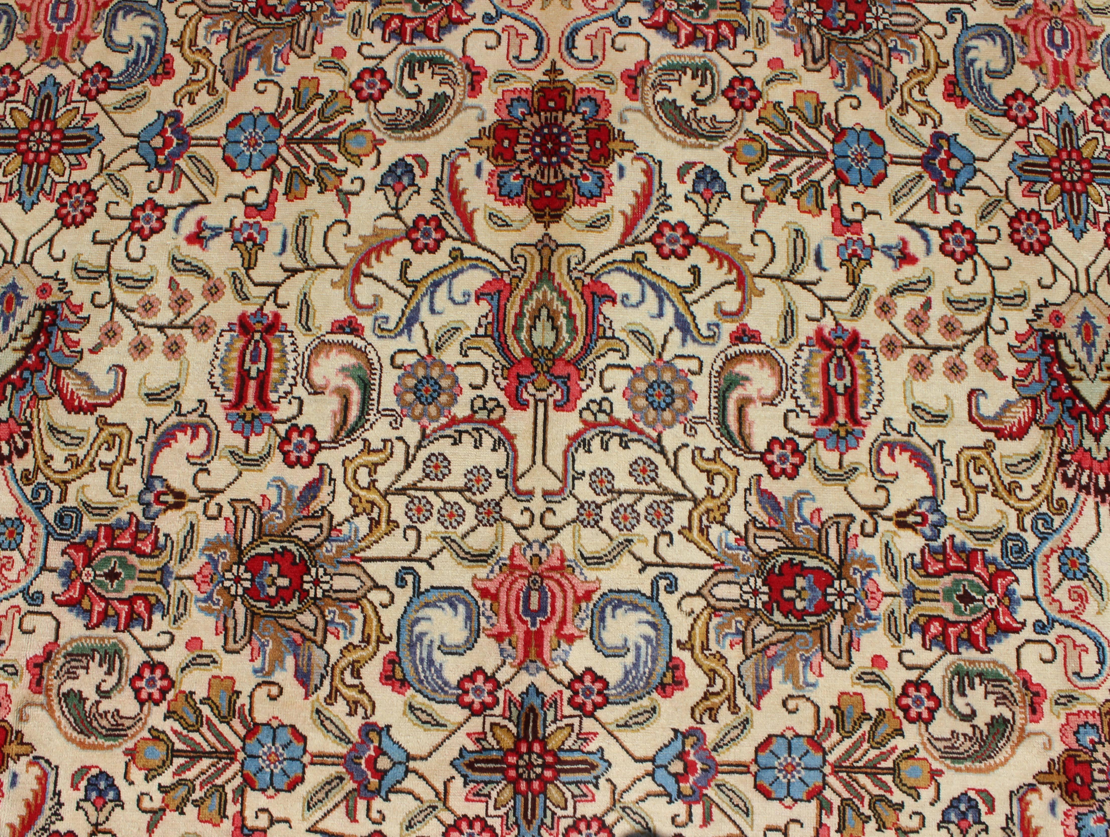 Persischer Täbriz-Teppich mit lebhaften, traditionellen Farben und All-Over-Design (20. Jahrhundert) im Angebot