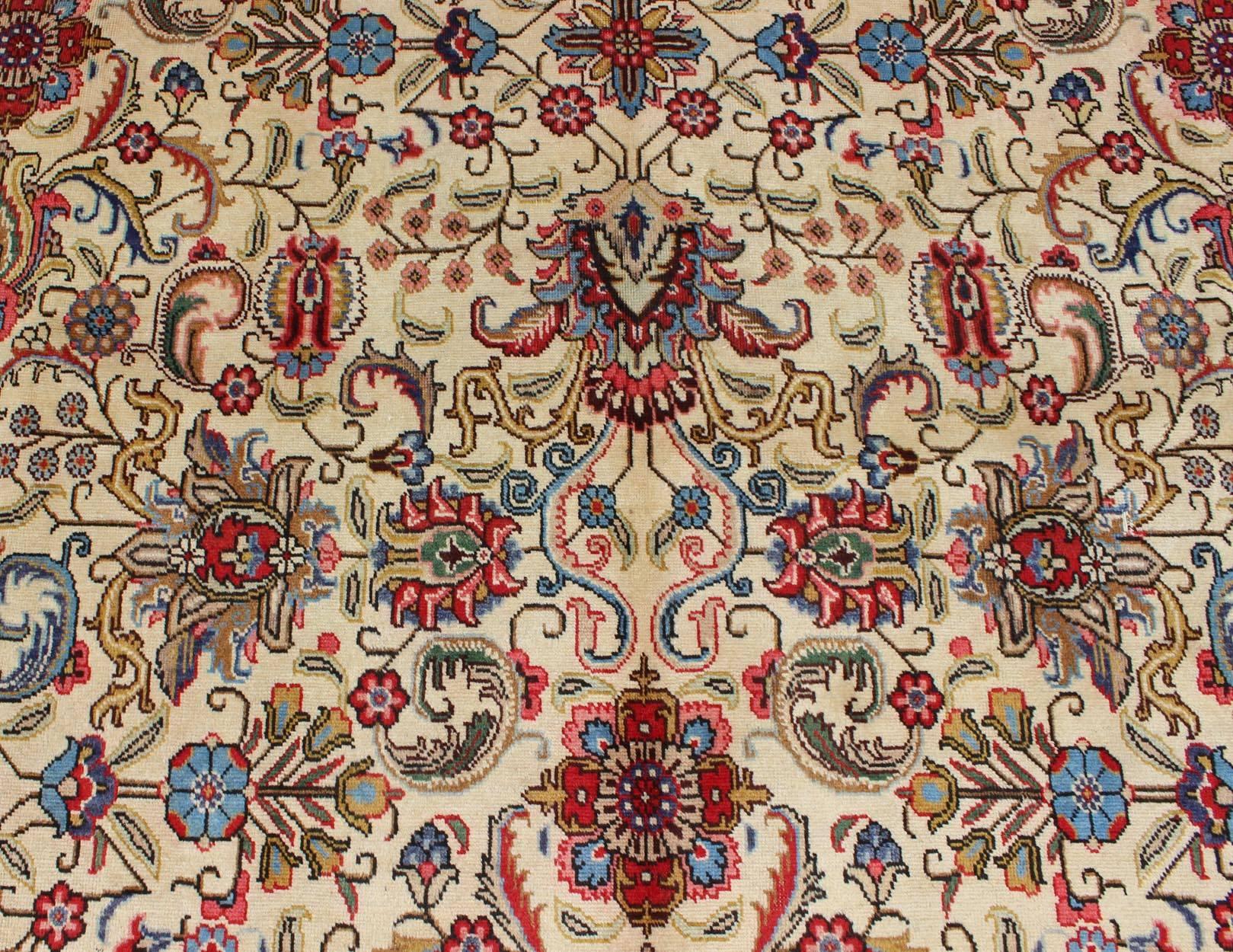 Persischer Täbriz-Teppich mit lebhaften, traditionellen Farben und All-Over-Design (Wolle) im Angebot