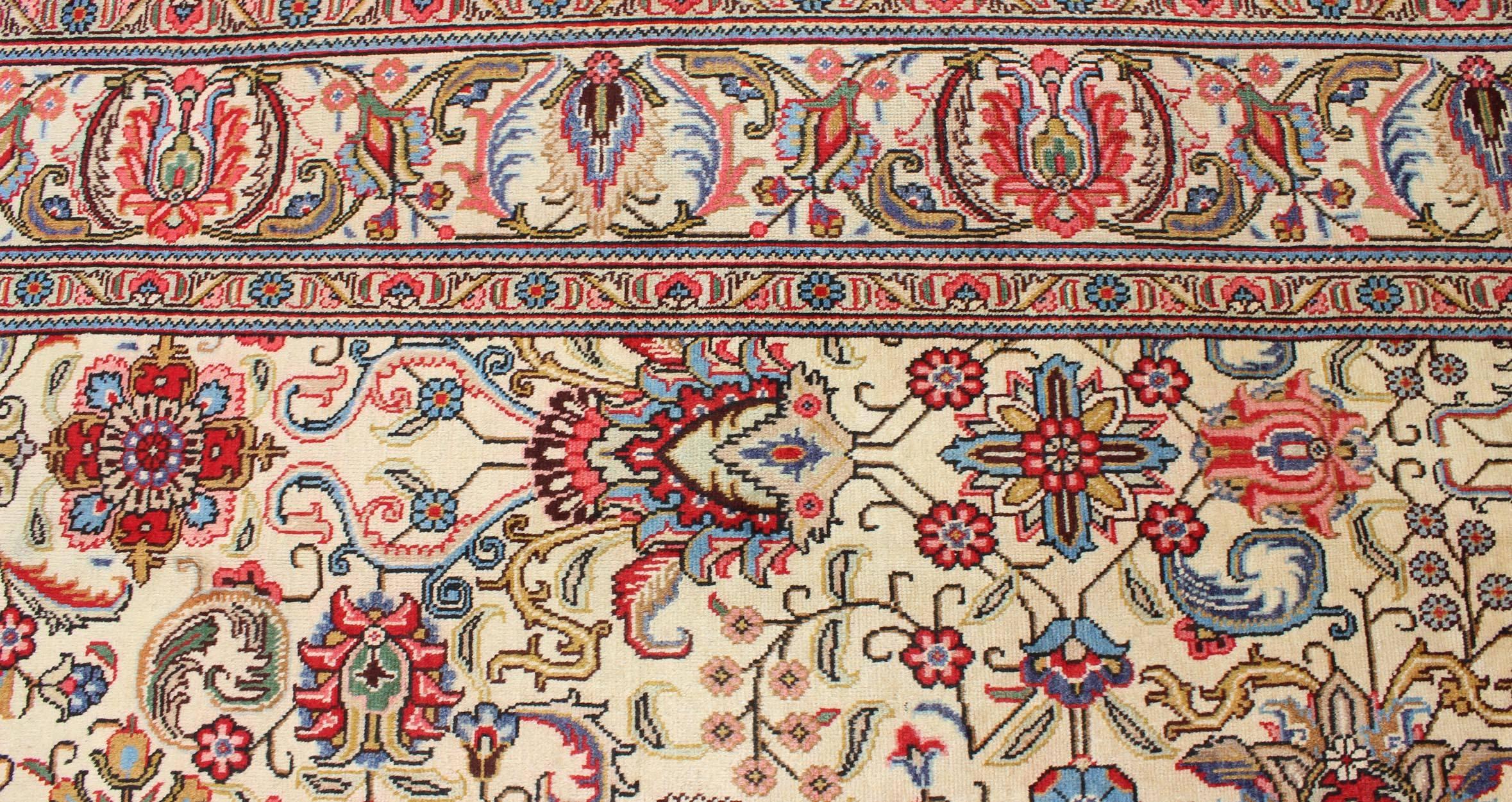 Persischer Täbriz-Teppich mit lebhaften, traditionellen Farben und All-Over-Design im Angebot 1