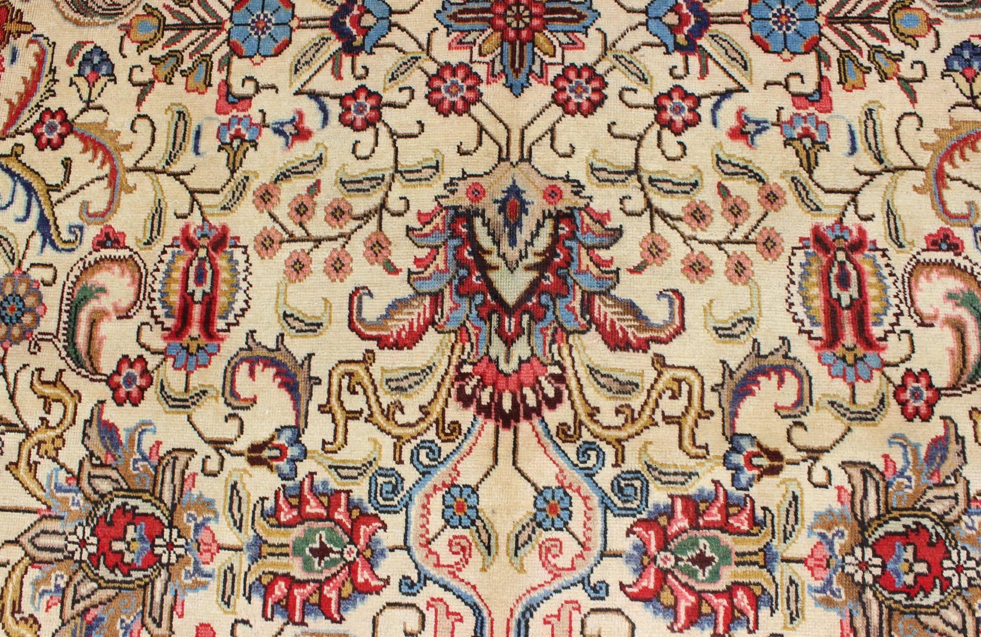 Persischer Täbriz-Teppich mit lebhaften, traditionellen Farben und All-Over-Design im Angebot 2