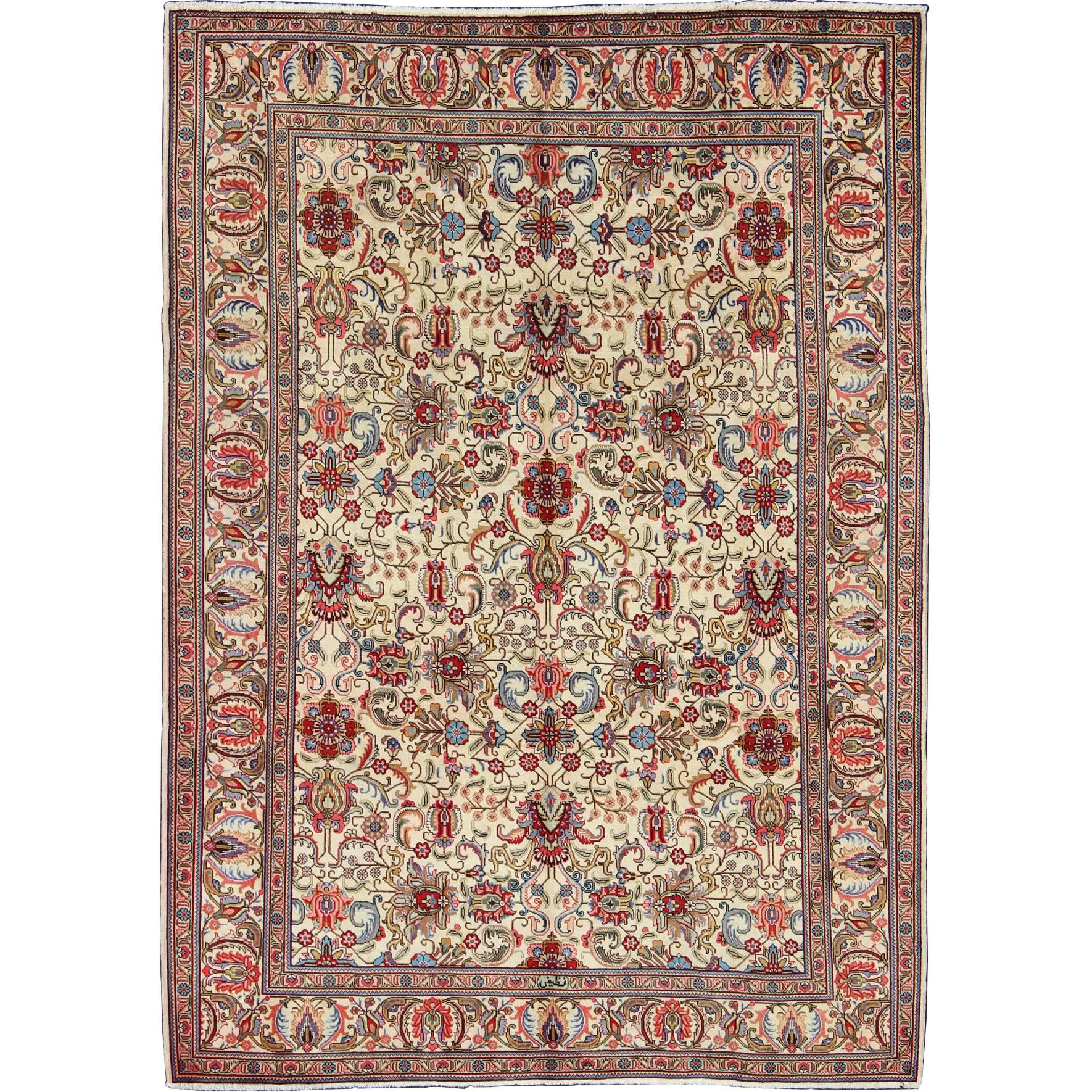 Persischer Täbriz-Teppich mit lebhaften, traditionellen Farben und All-Over-Design im Angebot