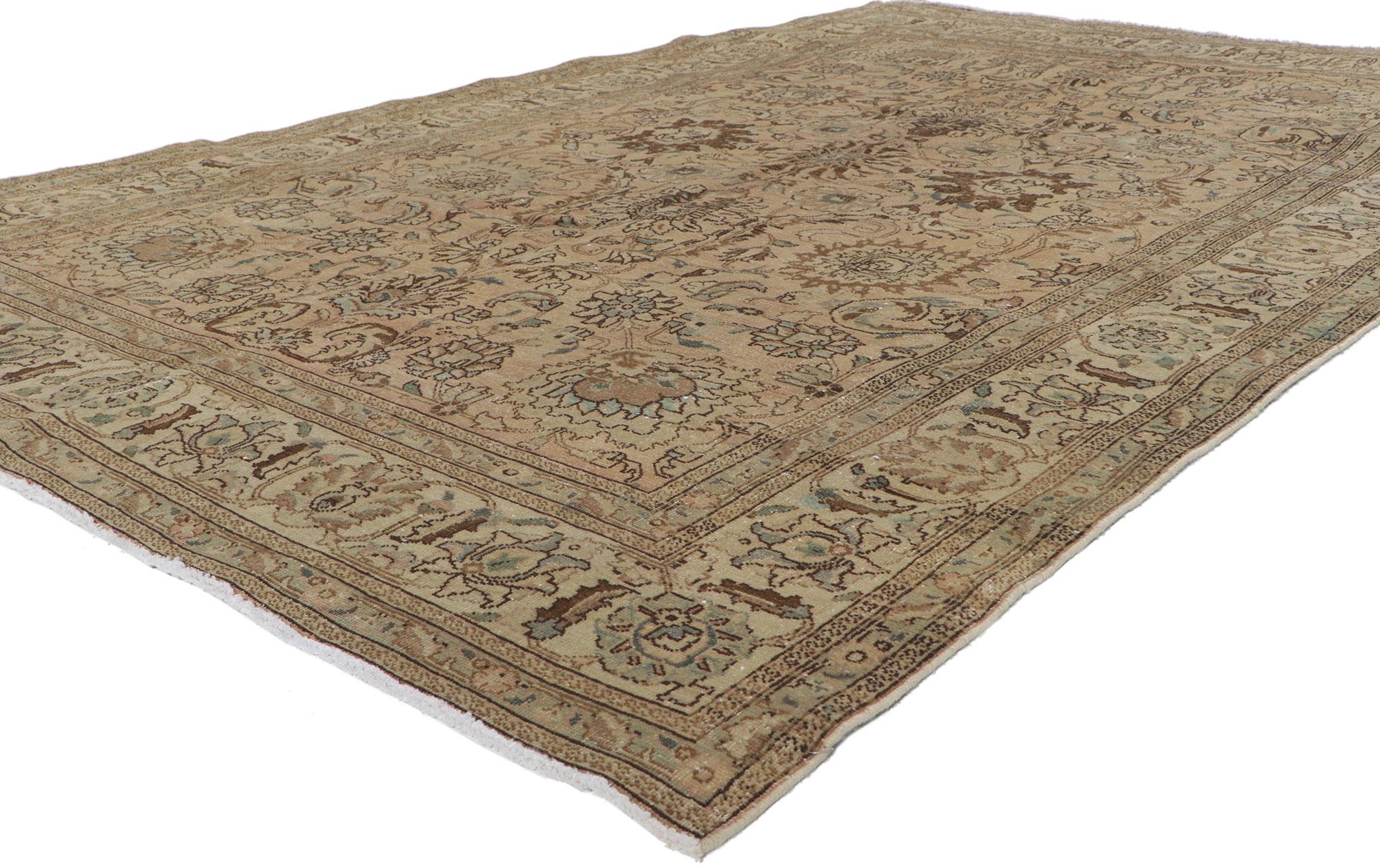 60969 Vintage Persisch Tabriz Teppich 06'04 x 09'06. Dieser handgeknüpfte Teppich aus alter persischer Tabriz-Wolle ist warm und einladend. Er zeigt ein botanisches Muster, das von einer klassischen Herati-Bordüre umgeben ist. Mit seinem zeitlosen