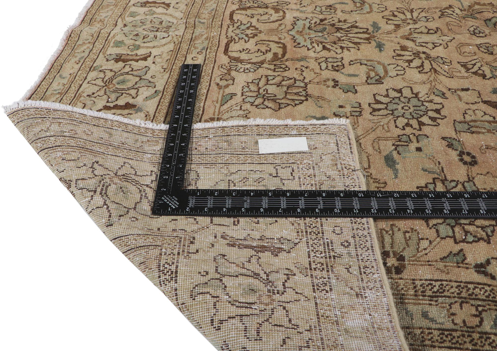 Persischer Täbris-Teppich mit warmen erdfarbenen Farben im Zustand „Gut“ im Angebot in Dallas, TX