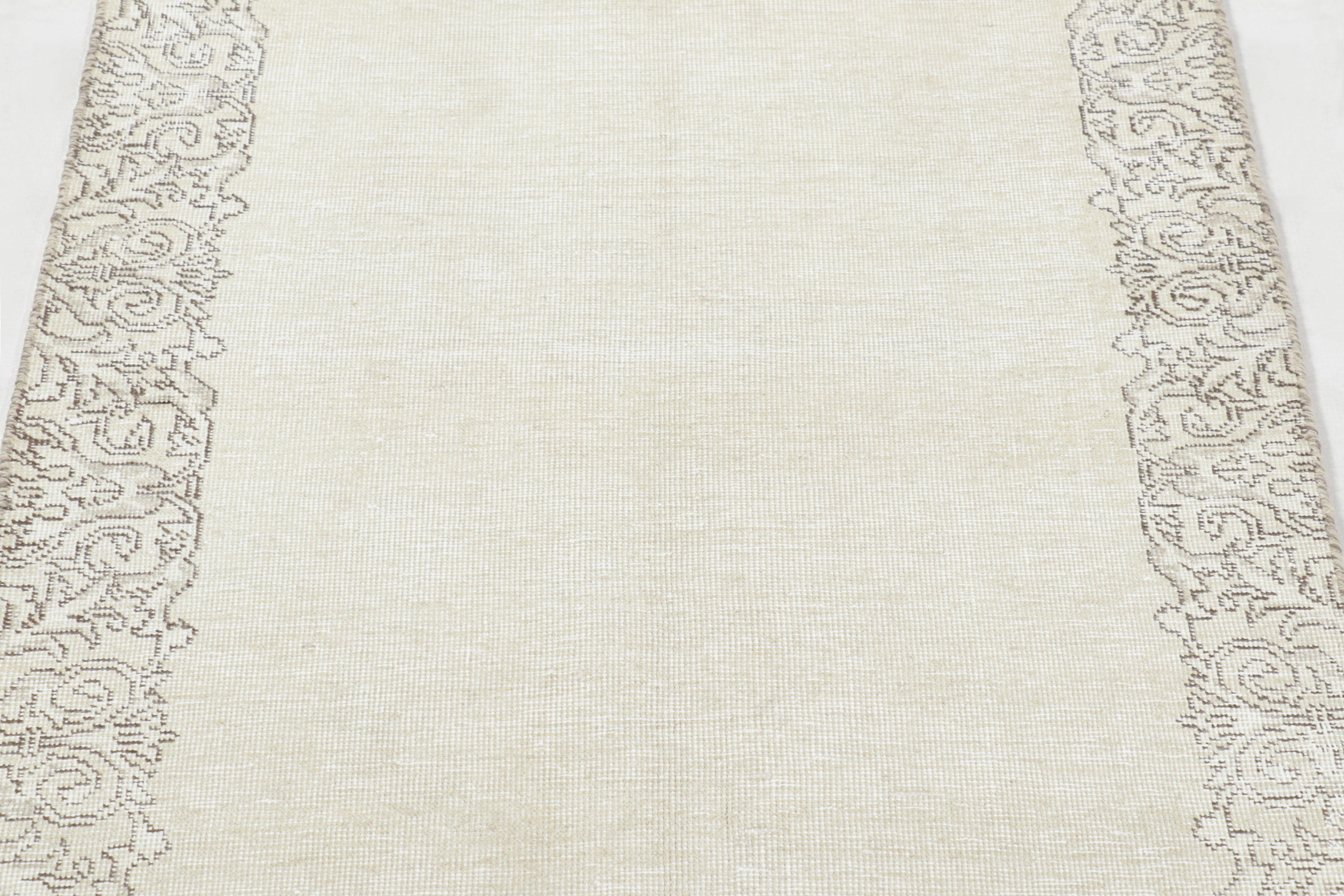 Noué à la main Tapis de course persan vintage Tabriz, Design/One en ivoire & Rug & Kilim en vente